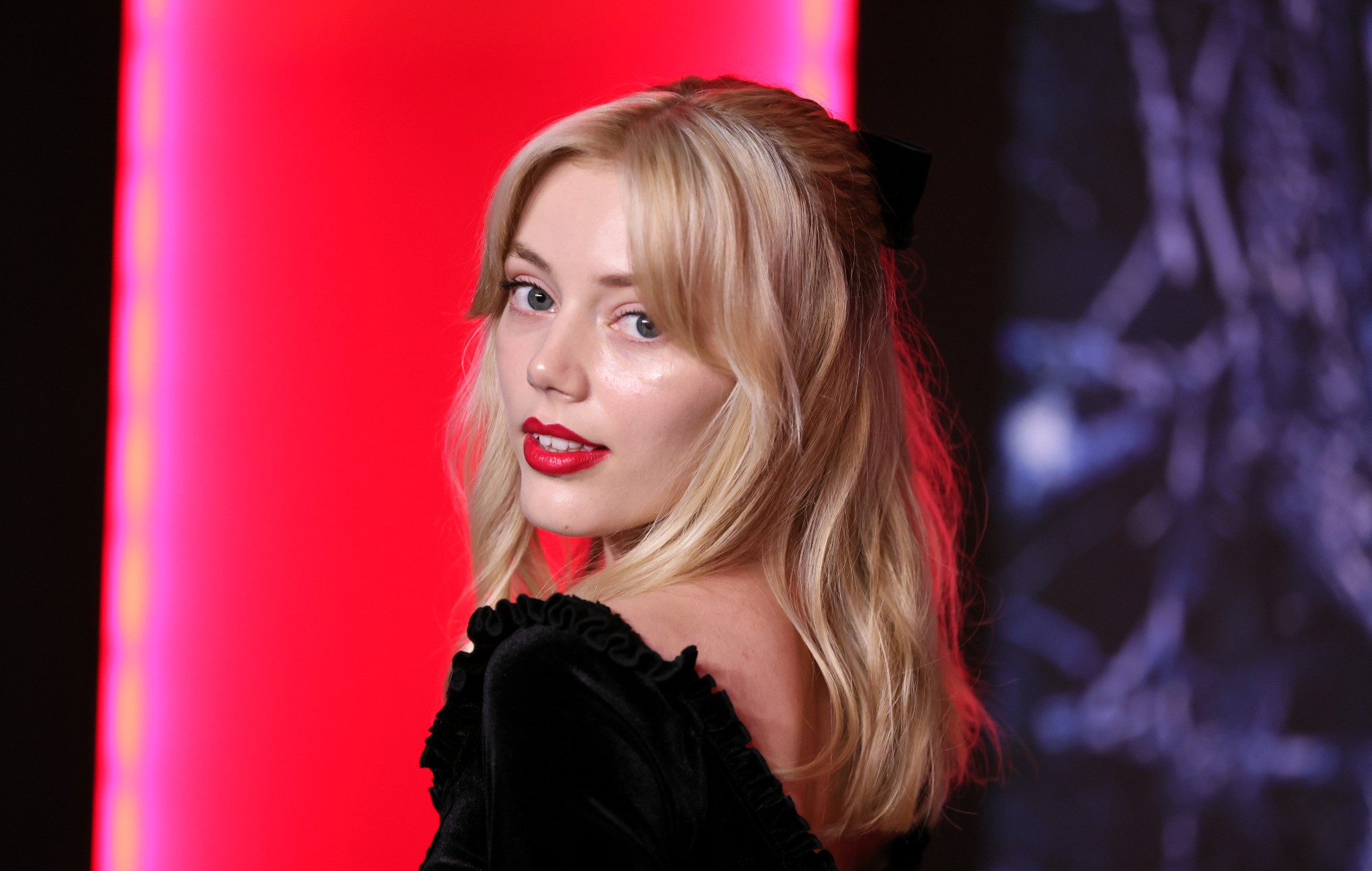 La estrella de 'Stranger Things' Grace Van Dien denuncia que un productor de cine la presionó para mantener relaciones sexuales