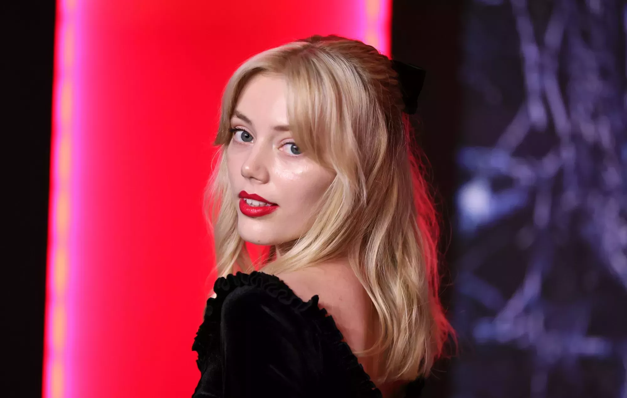 La estrella de 'Stranger Things' Grace Van Dien denuncia que un productor de cine la presionó para mantener relaciones sexuales