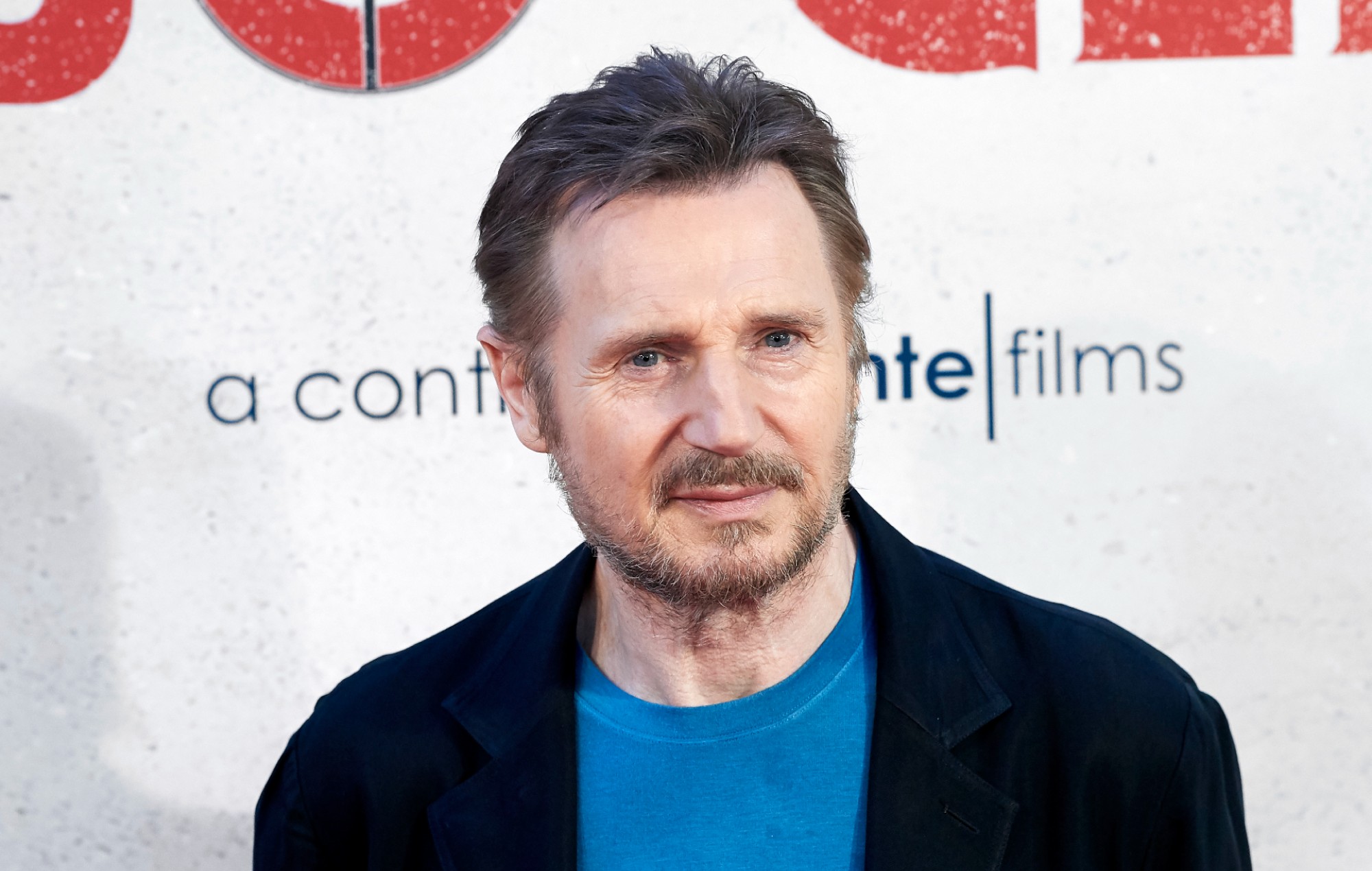 Liam Neeson recrea la icónica escena de "Taken" en un partido de hockey