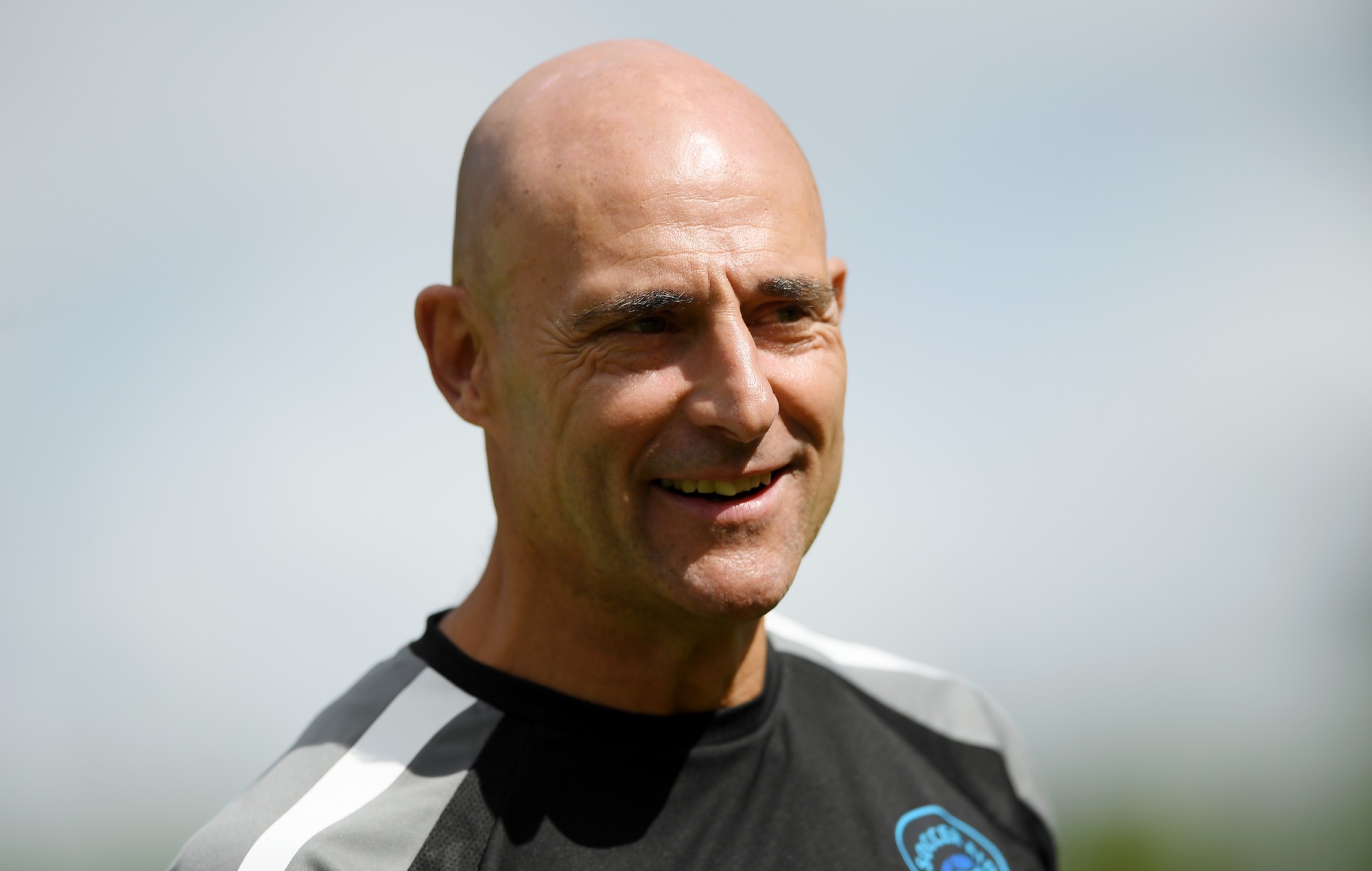 Mark Strong dio un puñetazo en la cara a Adam Sandler en el rodaje de 'Murder Mystery 2'