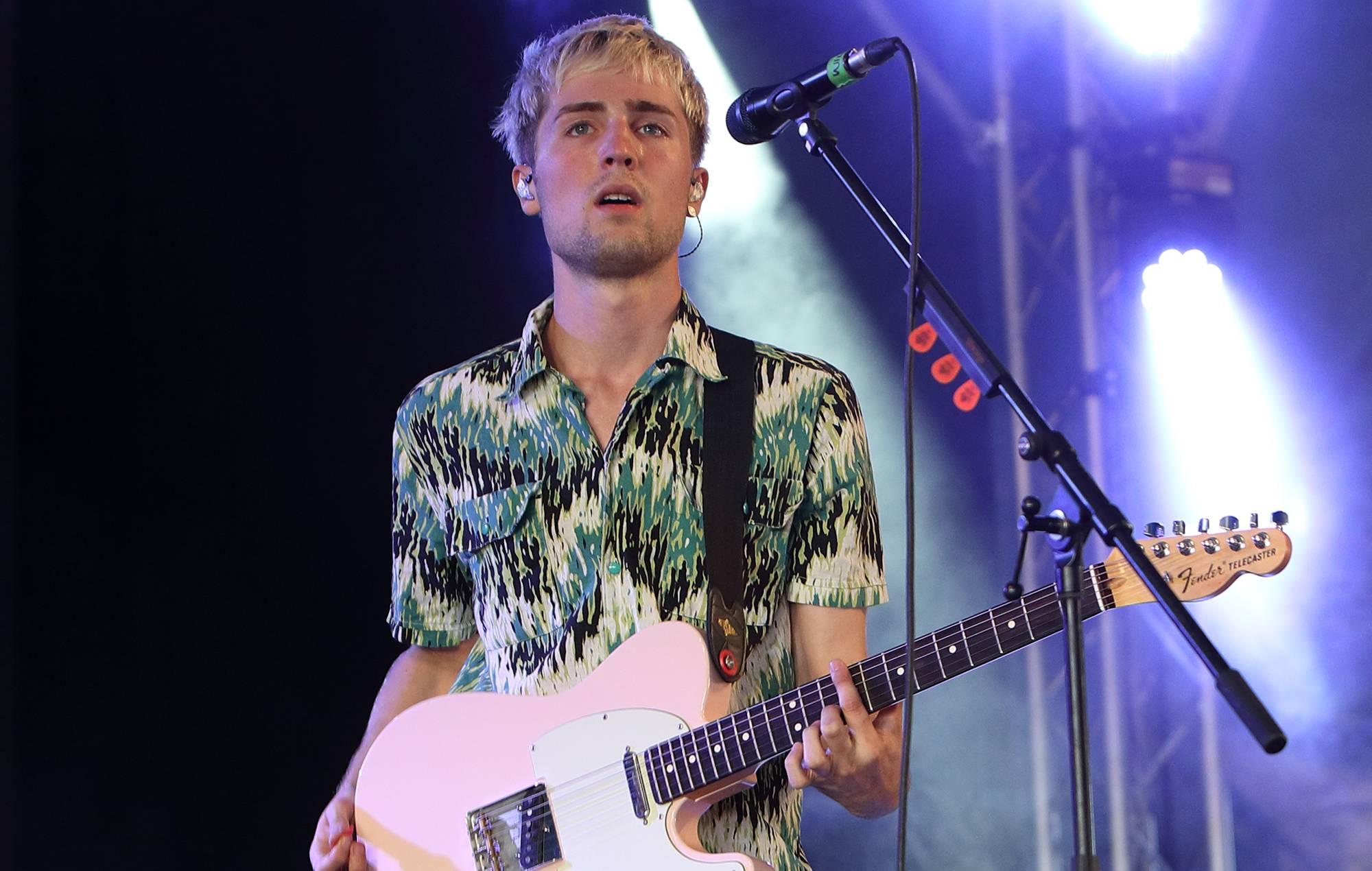 Mira cómo Will Joseph Cook monta la fiesta de la compasión más groovie en el nuevo vídeo de 'MF BASSLINE'