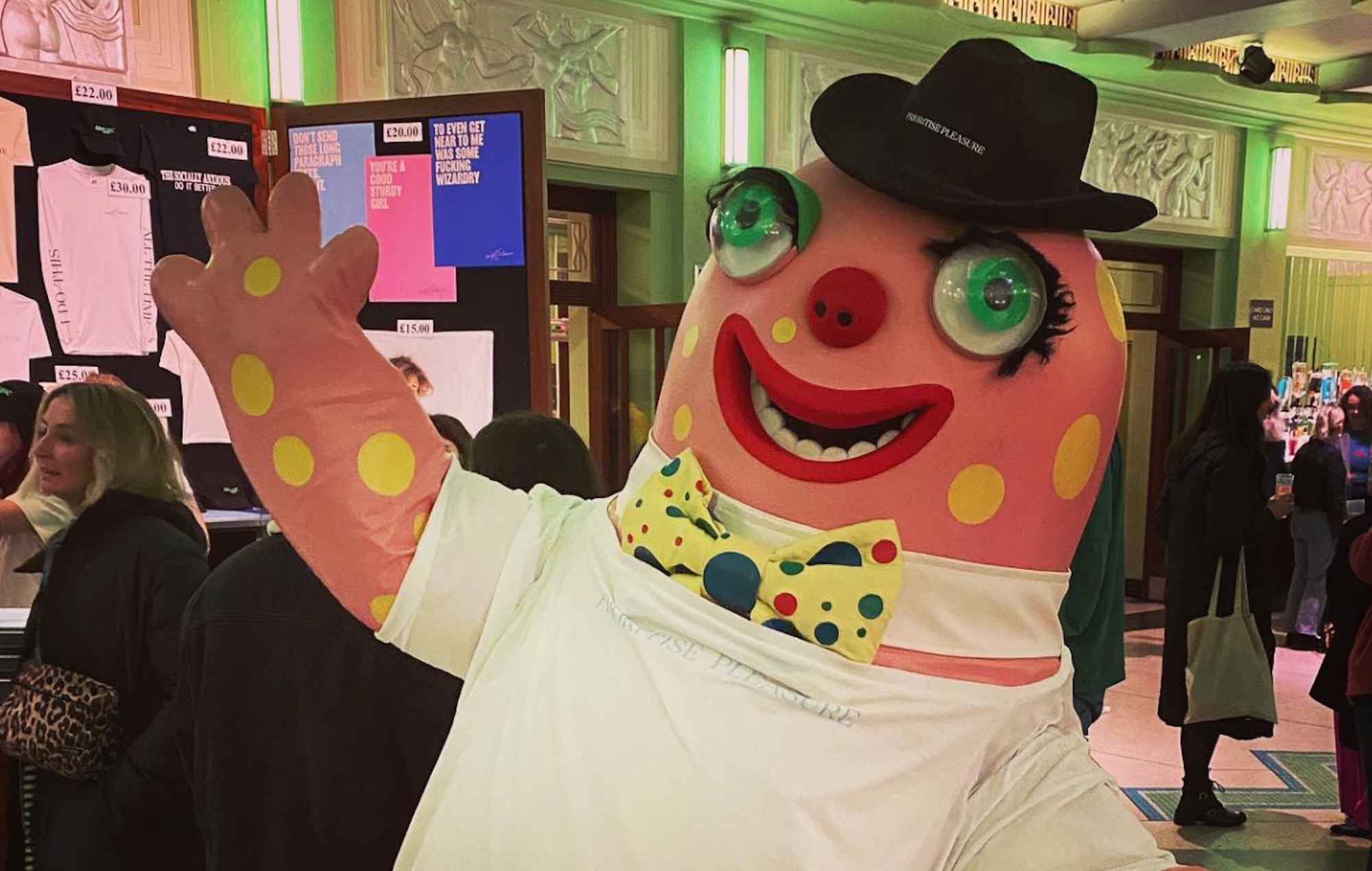 Mr Blobby se une a Self Esteem en el escenario del concierto de Hammersmith