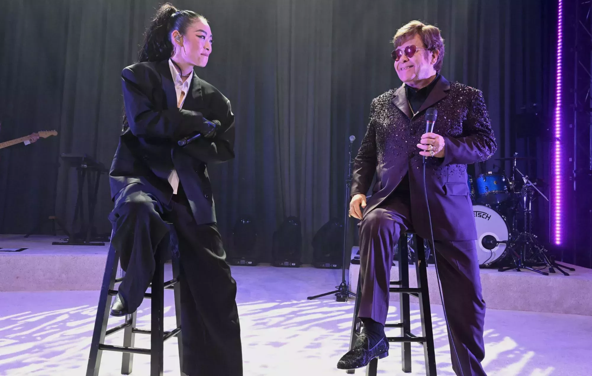 Rina Sawayama actúa en la fiesta de los Oscar de la Fundación contra el SIDA de Elton John
