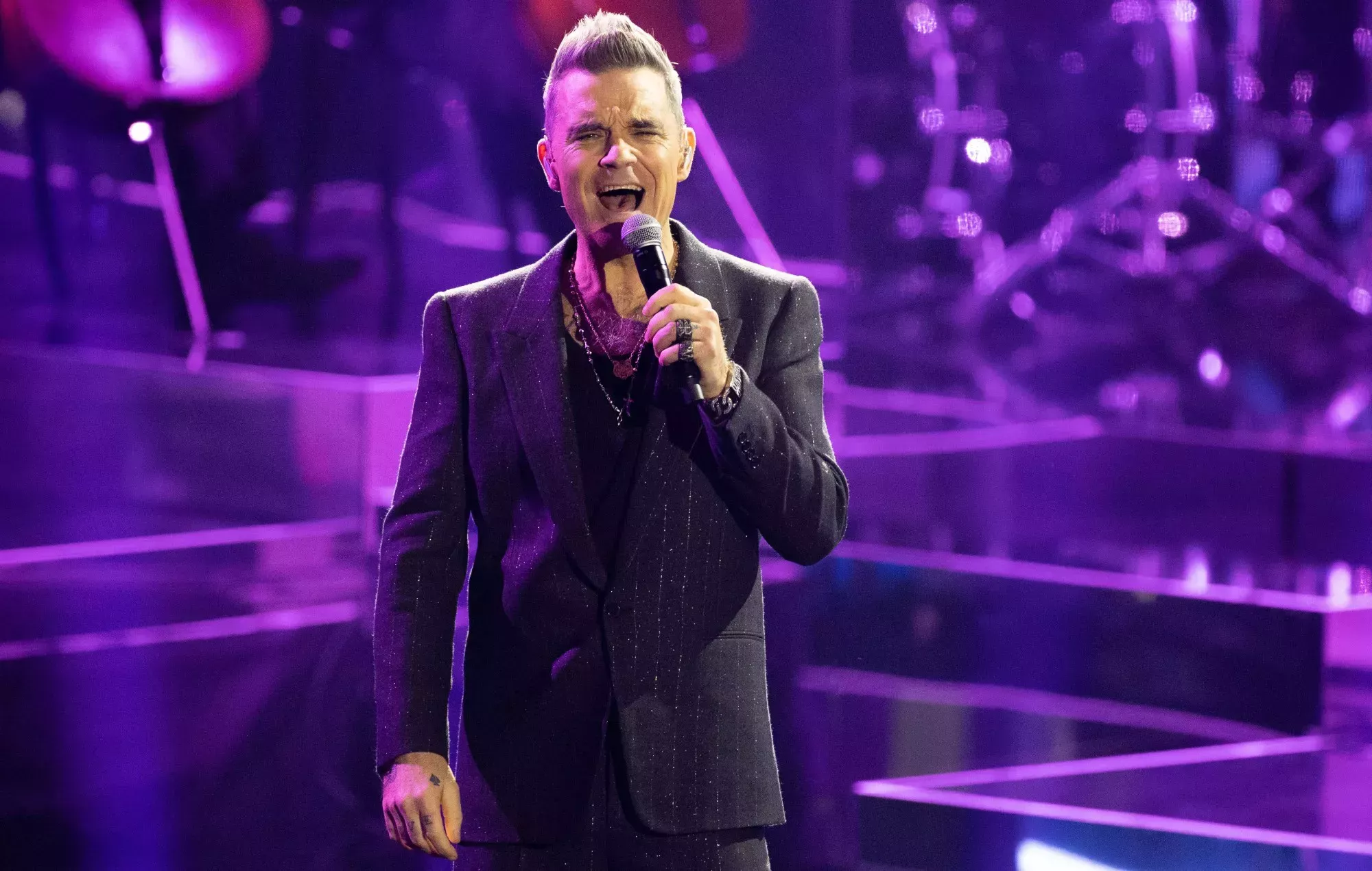 Robbie Williams saca en un concierto en Budapest a la misma fan que hace 20 años