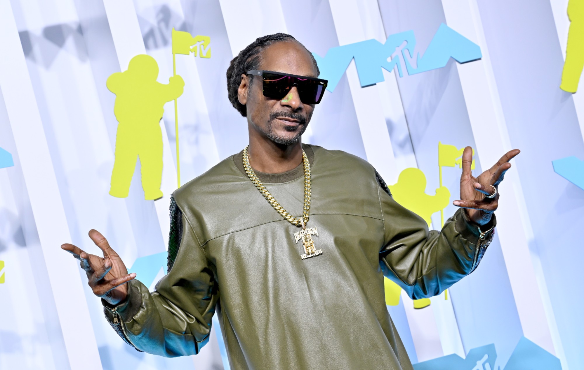 Snoop Dogg es recibido en el aeropuerto de Escocia con gaitas que tocan "Still D.R.E.