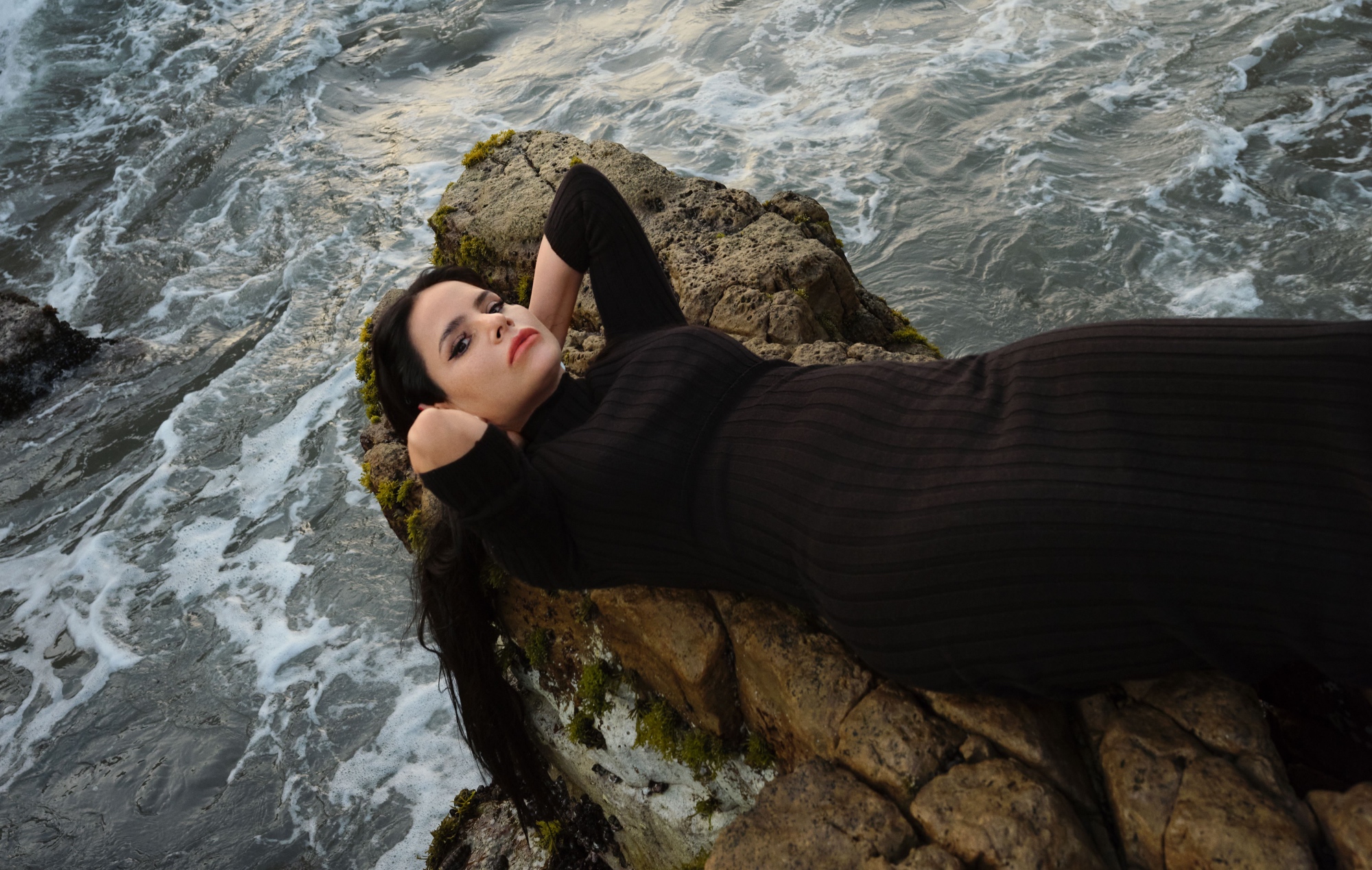 Sofia Kourtesis regresa con su vibrante nuevo single, "Madres