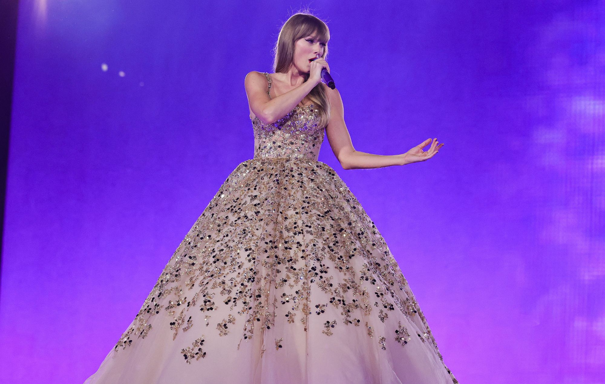 Taylor Swift responde a la carta de un fan de siete años en un concierto