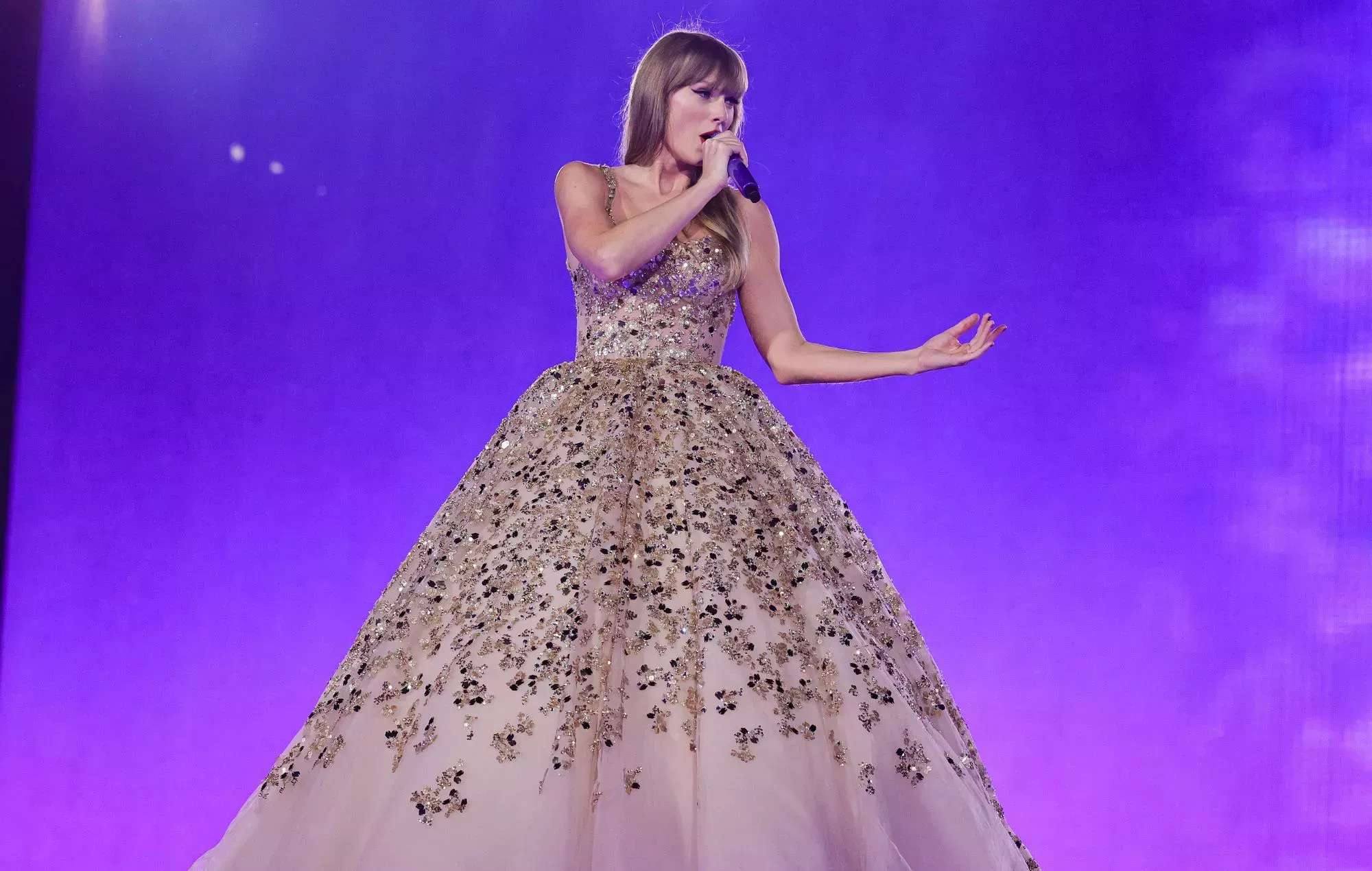 Taylor Swift responde a la carta de un fan de siete años en un concierto