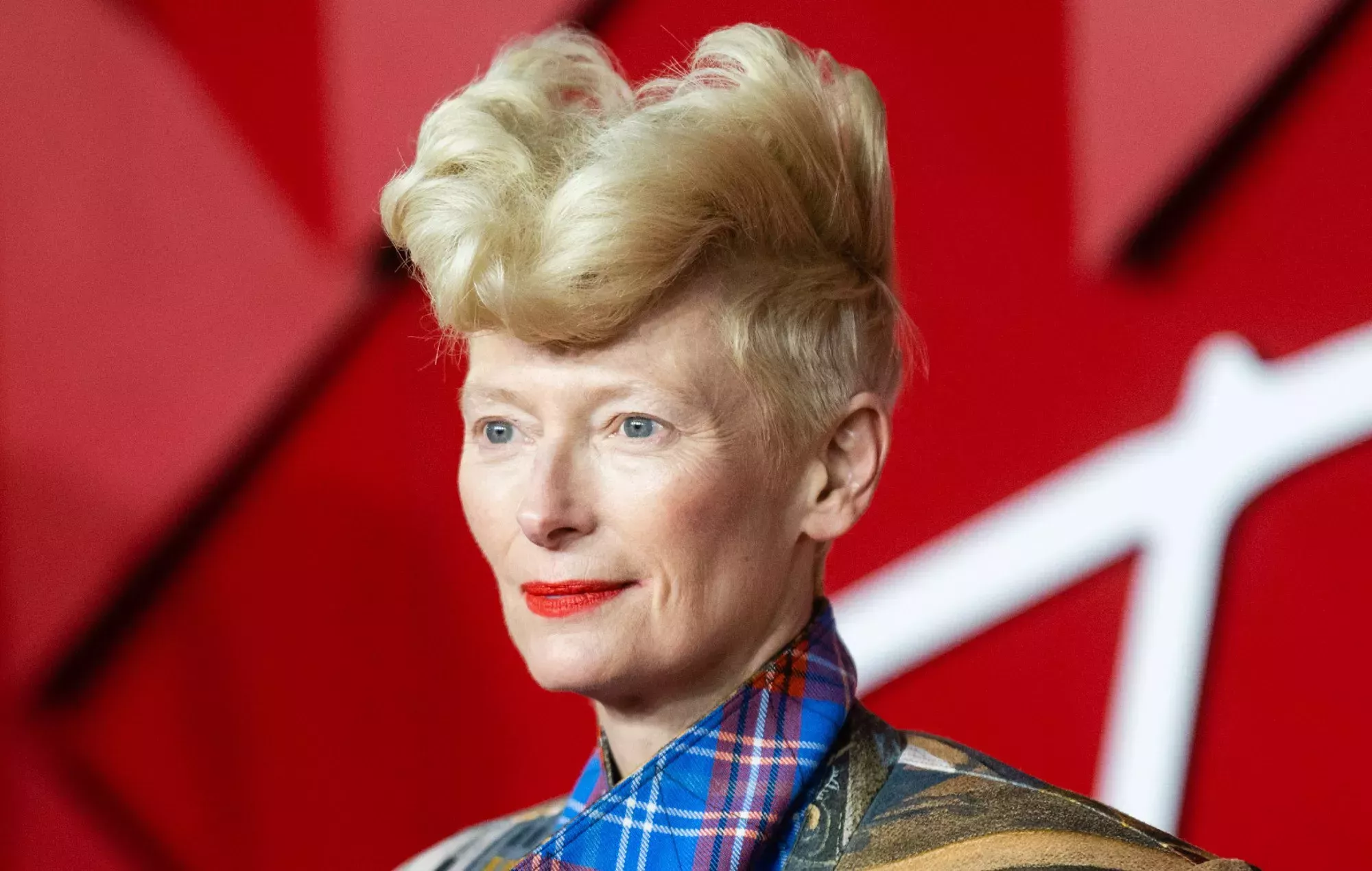 Tilda Swinton se niega a llevar máscara de COVID en el rodaje de su nueva película: 