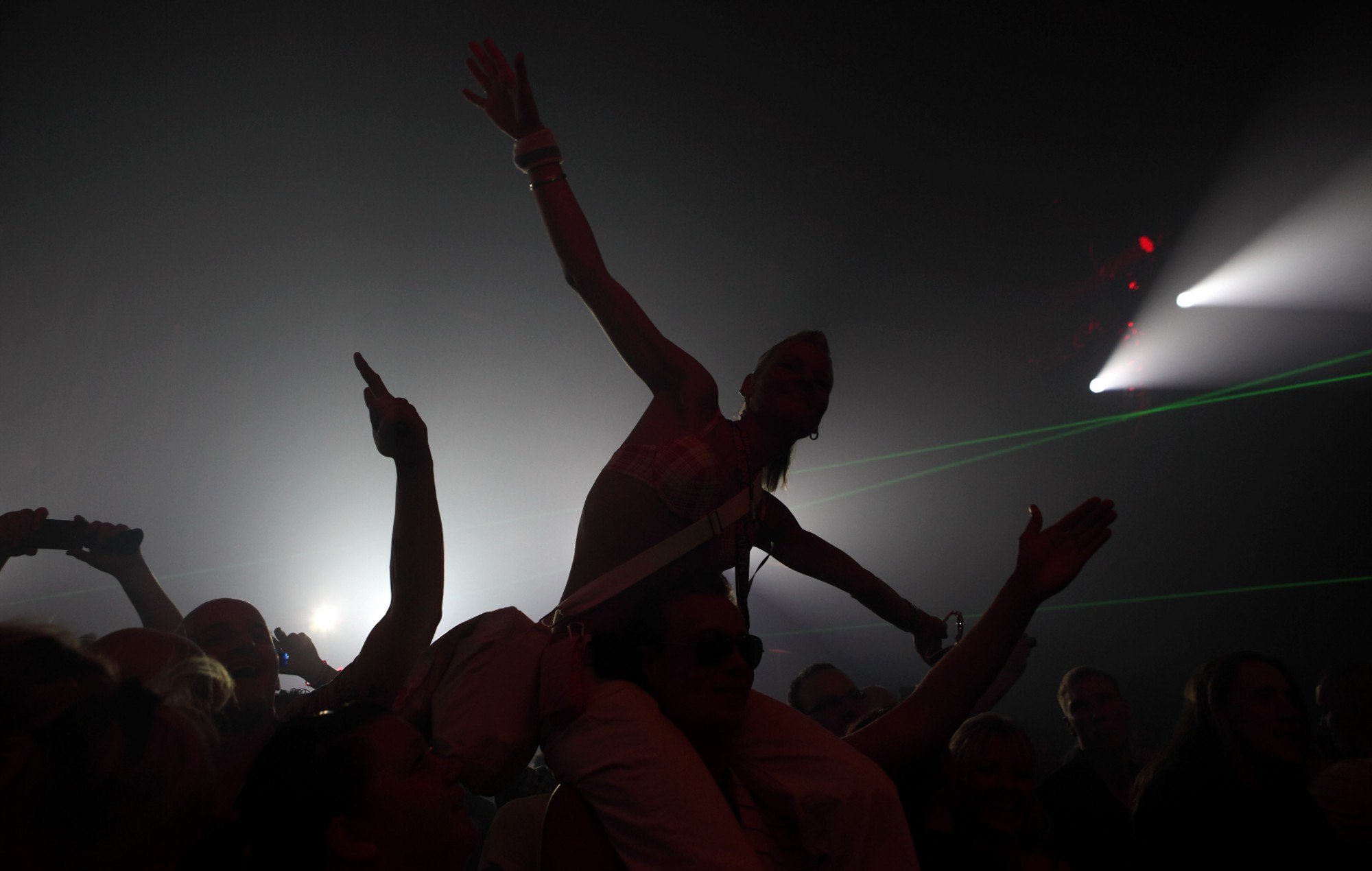 Un nuevo informe de Pinterest predice que la "cultura y moda rave" serán tendencia en 2023