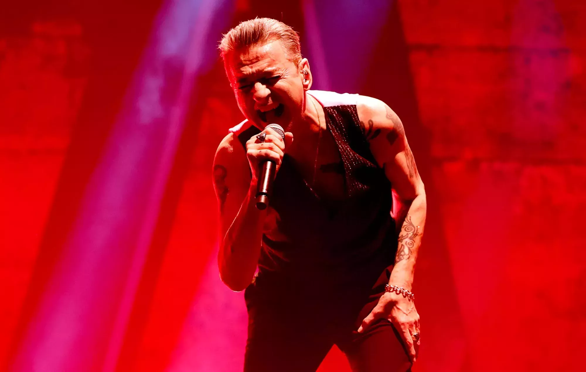 Vea a Depeche Mode interpretar 