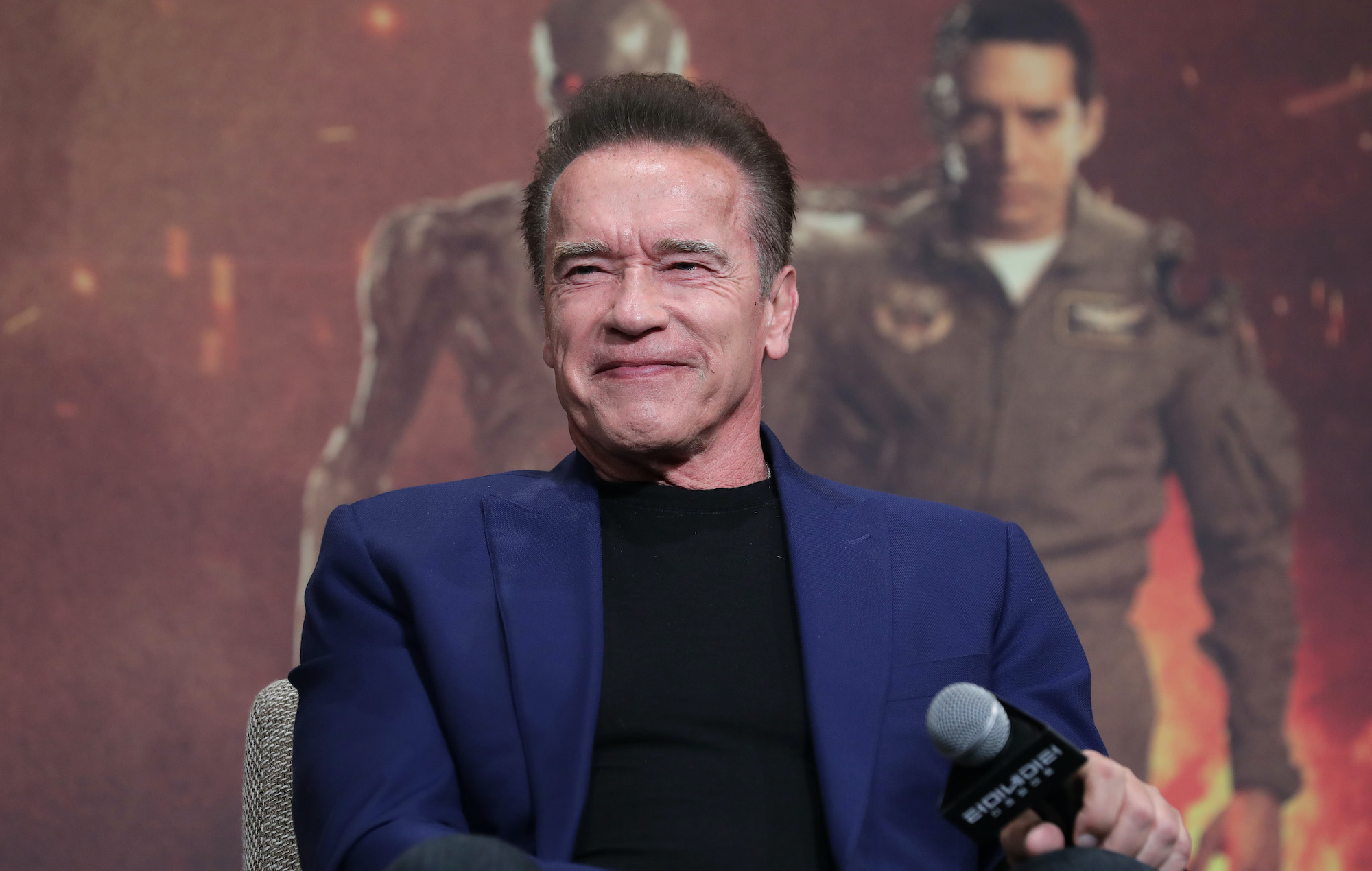 Arnold Schwarzenegger arregla él mismo un bache fuera de su casa después de que la reparación tardara demasiado tiempo