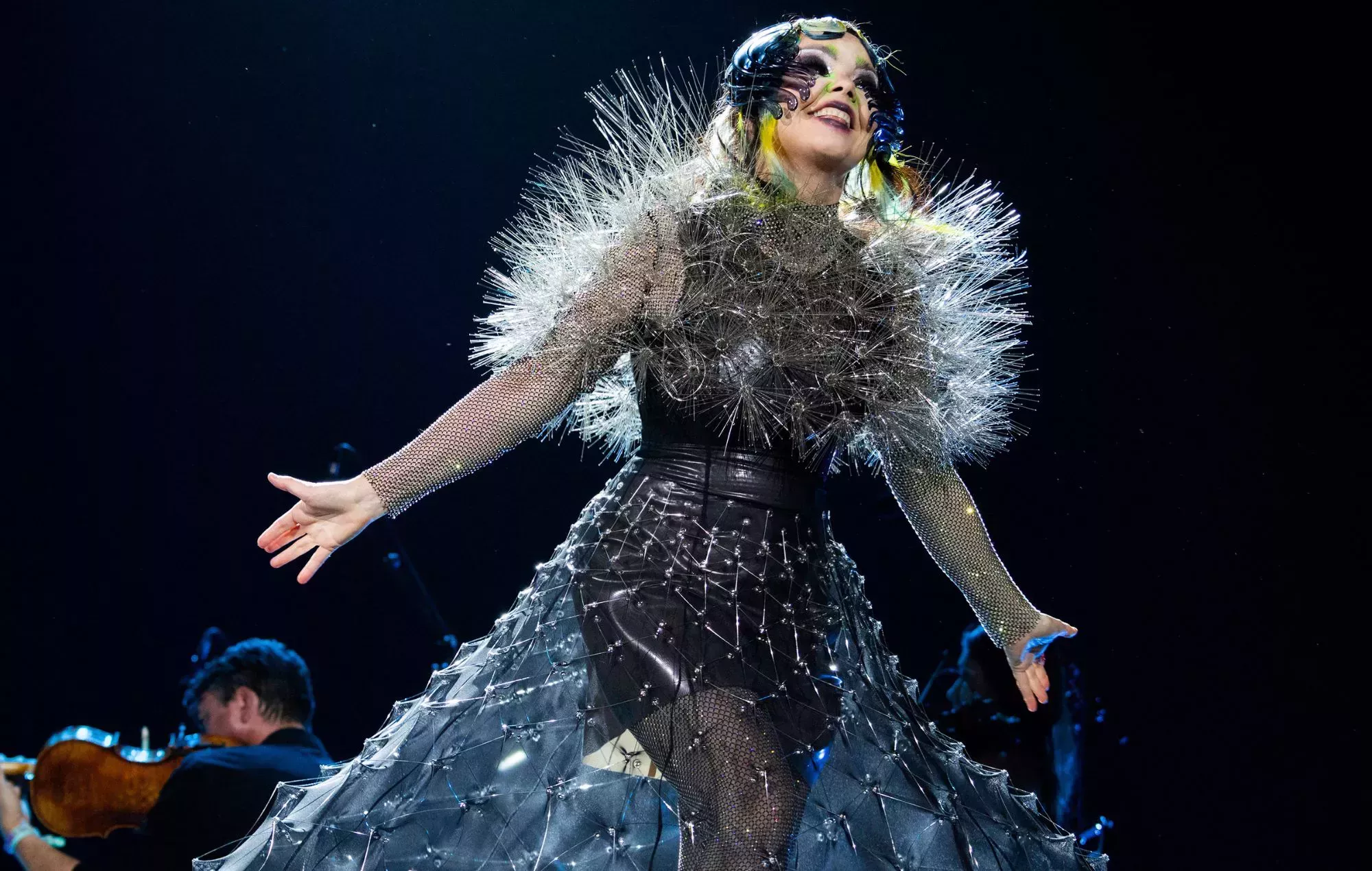Björk ilumina el cielo de Coachella con 864 drones