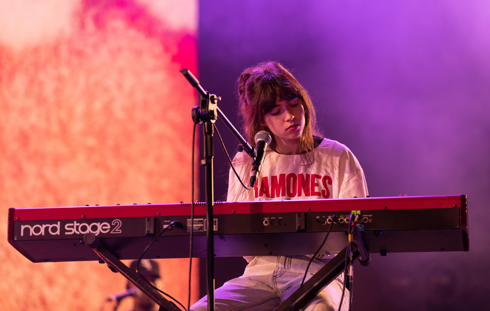 Clairo lanza su nuevo tema "For Now" para recaudar fondos en favor del apoyo a los transexuales y el fin de la violencia armada