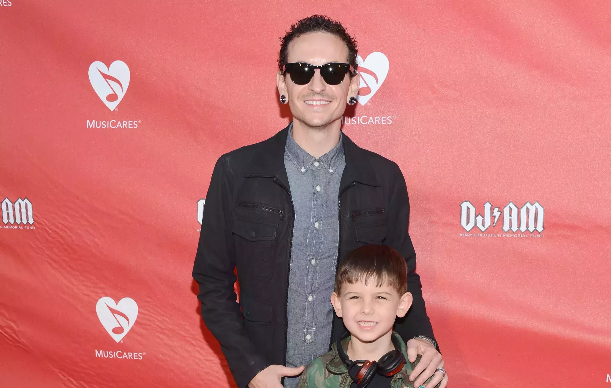 El hijo de Chester Bennington desmiente las teorías conspiratorias sobre la muerte de su padre