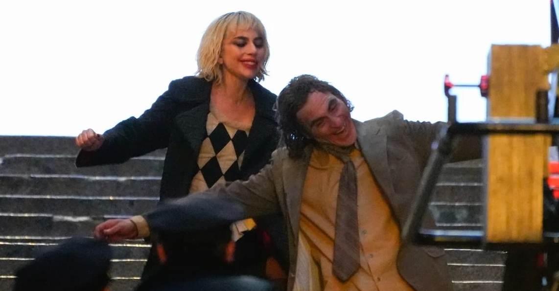 Fotos de la producción de Joker 2 revelan a Lady Gaga y Joaquin Phoenix bailando en las icónicas escaleras