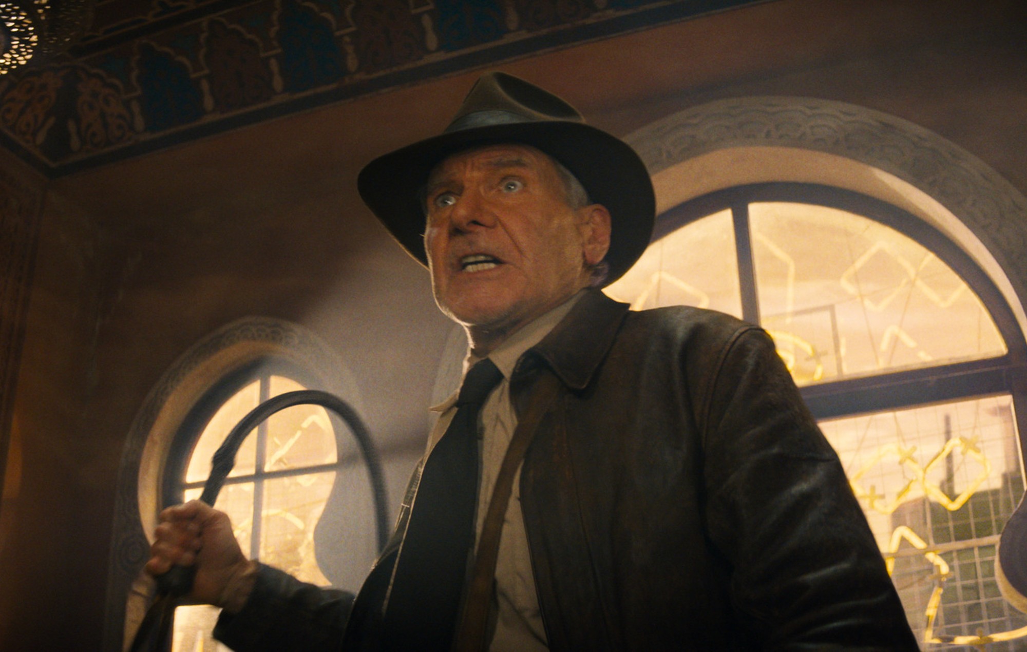 Indiana Jones sale de su retiro en el nuevo tráiler de "El dial del destino