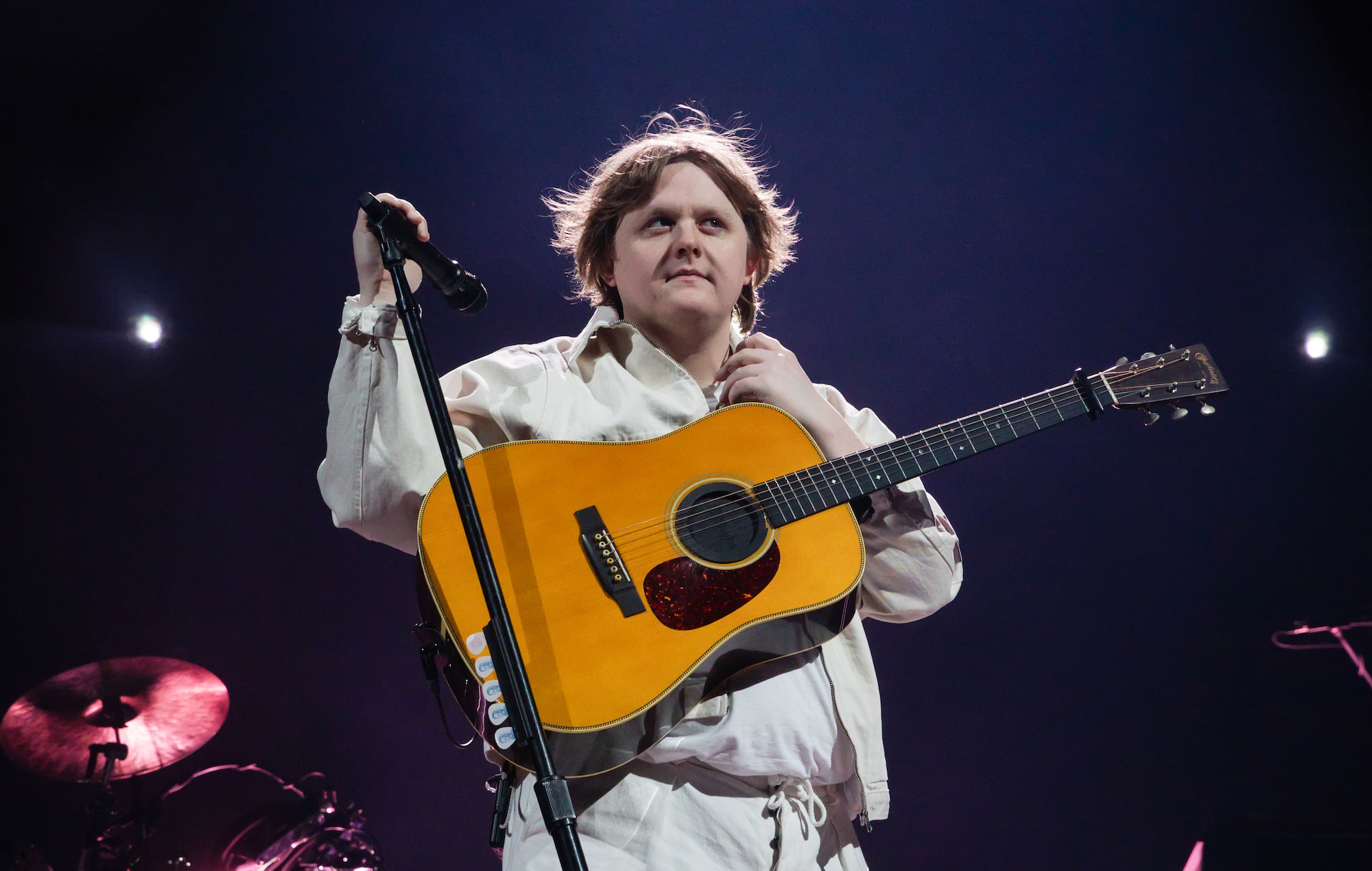 Lewis Capaldi dice que el documental de Netflix le hizo sentir que el Tourette y la ansiedad "se apoderaban de mi vida"