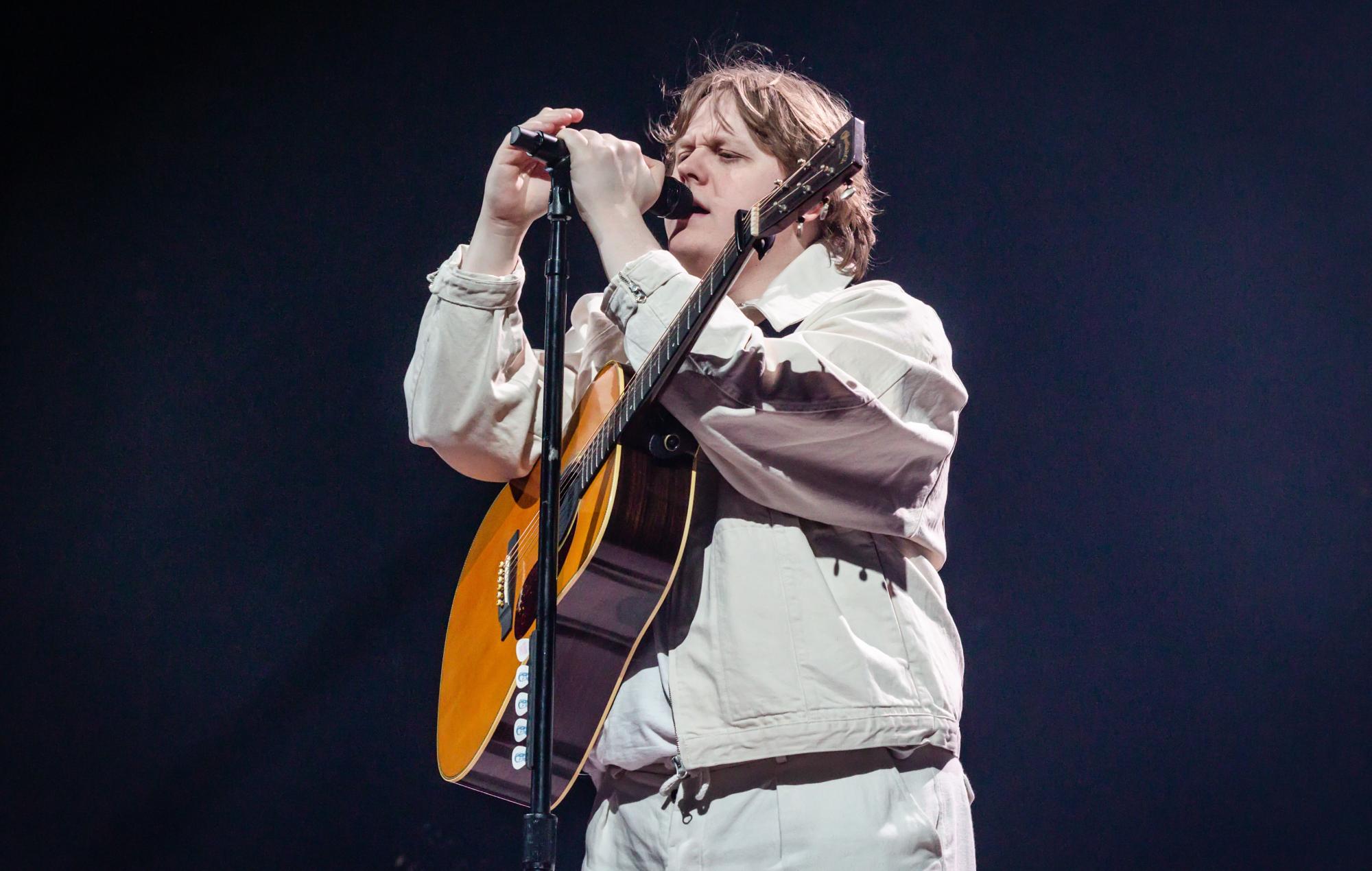 Lewis Capaldi dice que para tener éxito no hay que ser "delgado como un palo ni estar hecho un puto cagadero de ladrillos".