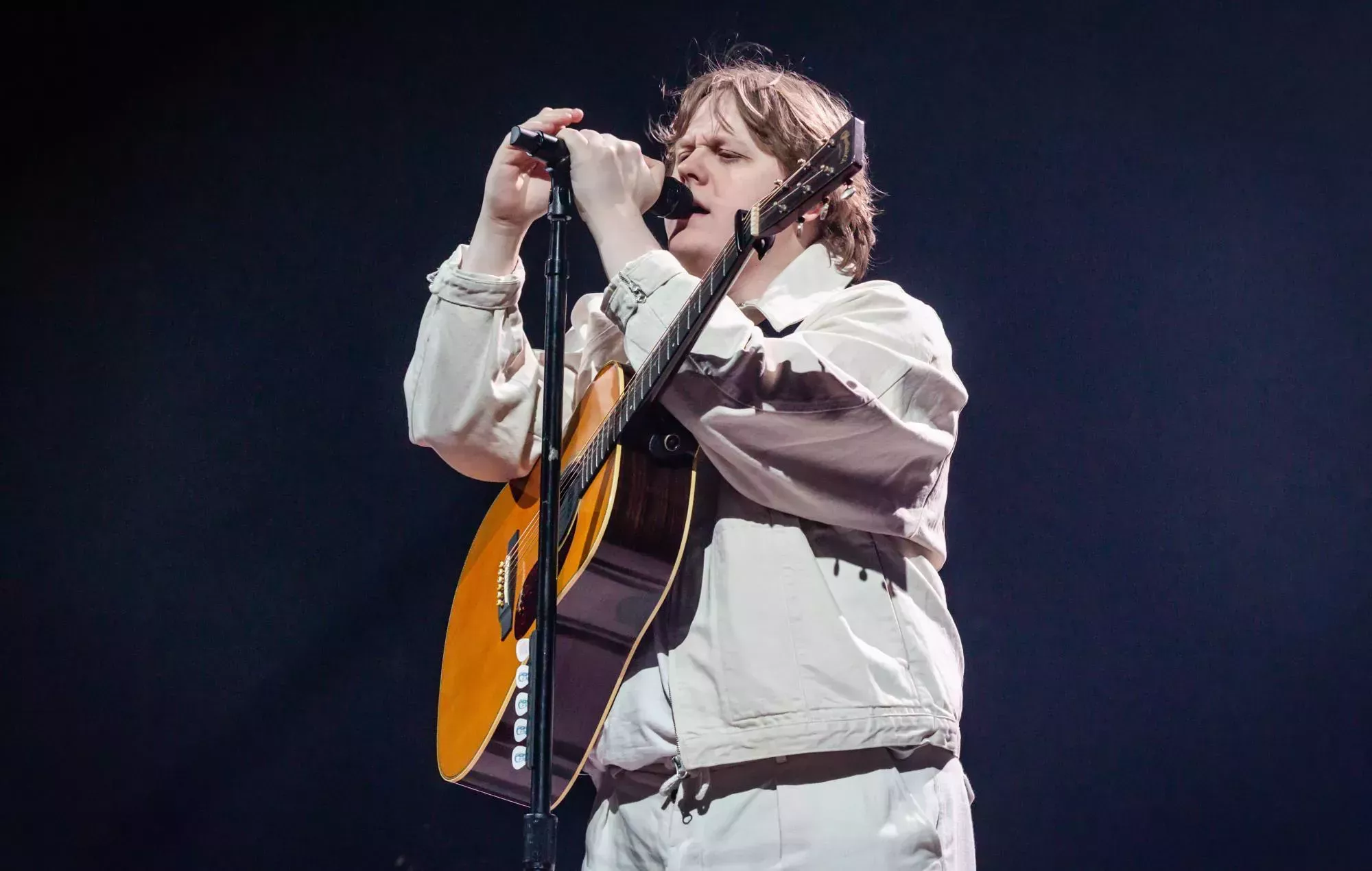 Lewis Capaldi dice que para tener éxito no hay que ser 