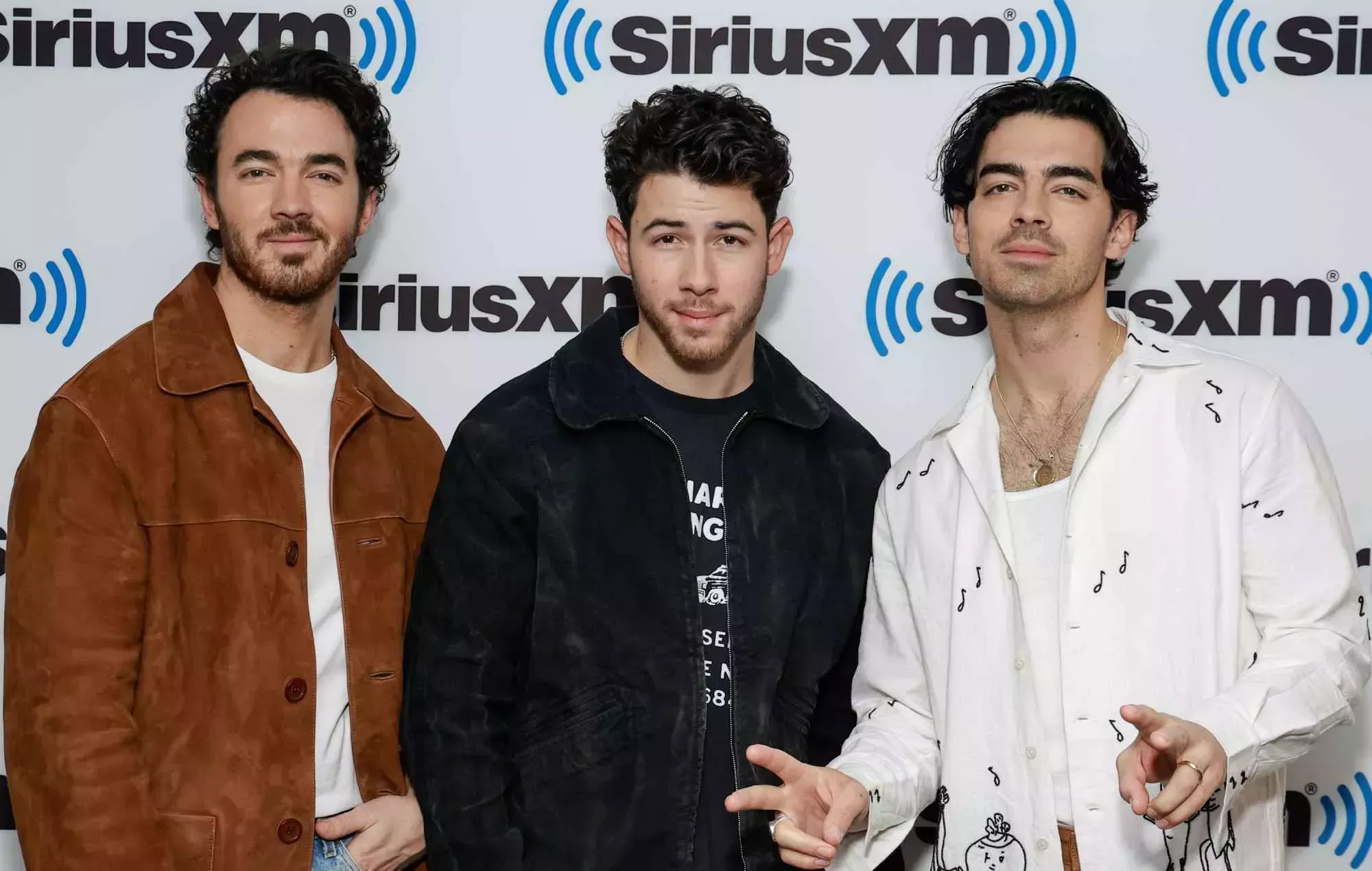 Los Jonas Brothers interpretan dos nuevas canciones en 