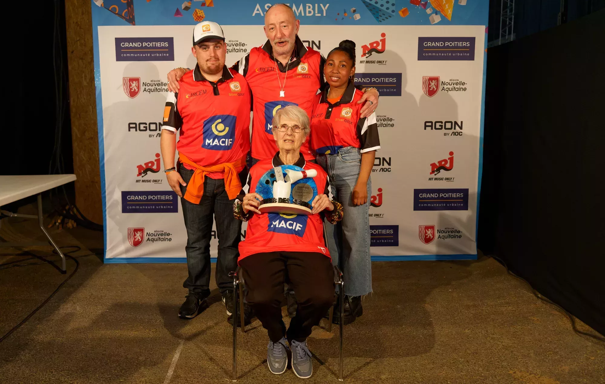 Mira cómo una anciana de 96 años gana un torneo de bolos Wii en un divertido vídeo