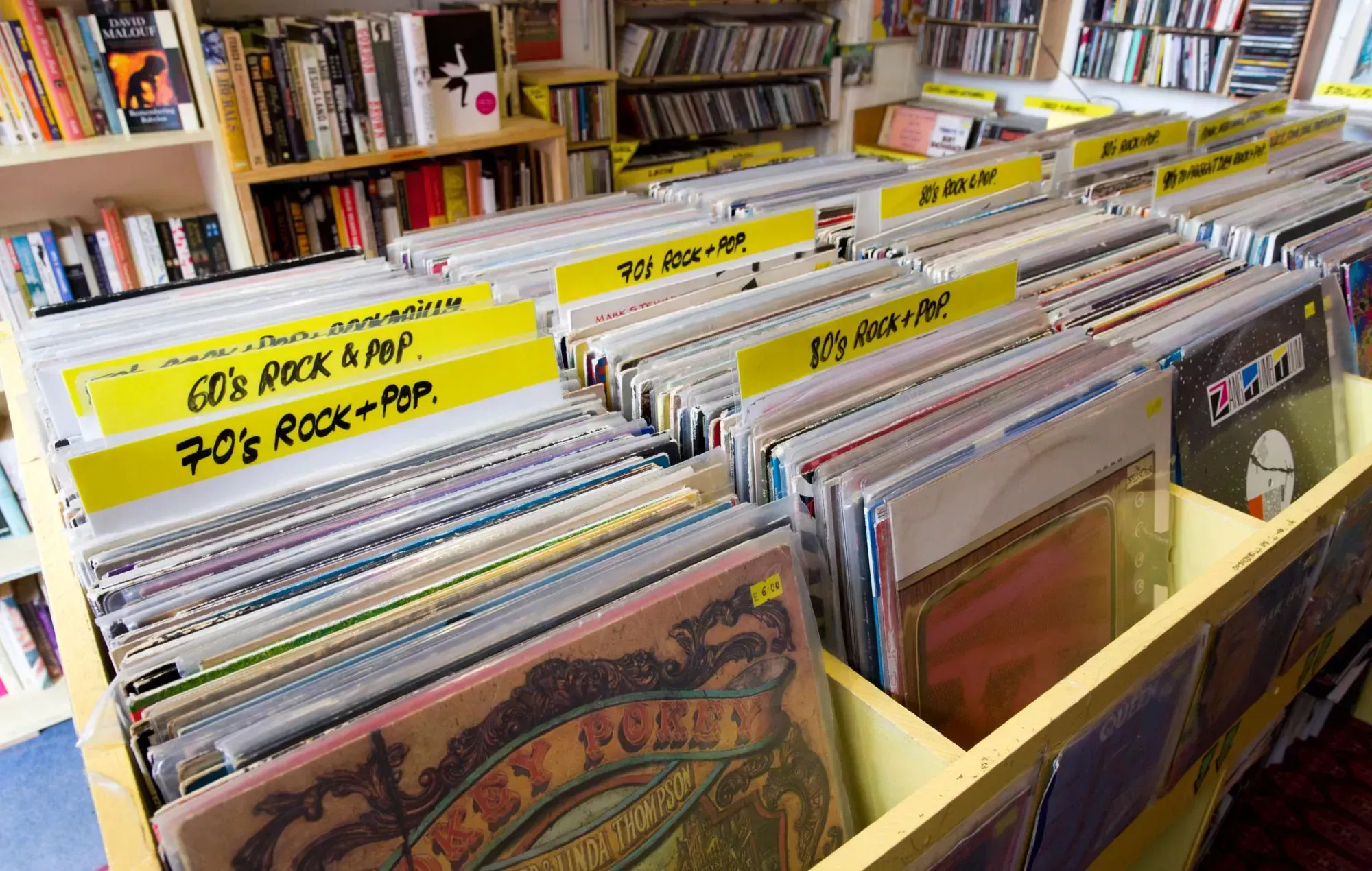 Record Store Day 2023: los aficionados al vinilo acuden a las tiendas de discos británicas