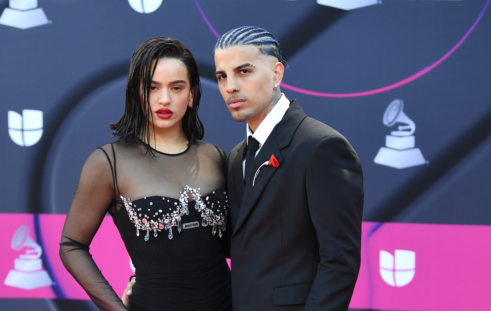 Rosalía actúa en directo por primera vez con su prometido Rauw Alejandro