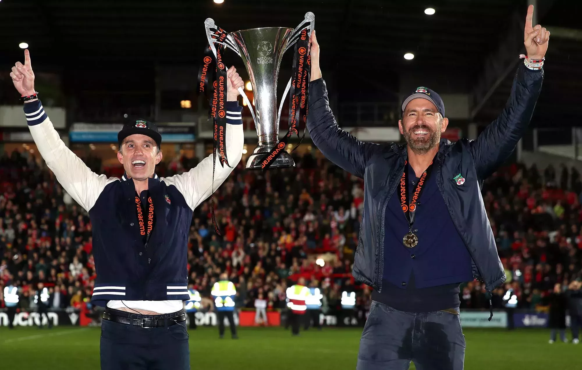 Ryan Reynolds y Rob McElhenney celebran el ascenso del Wrexham AFC