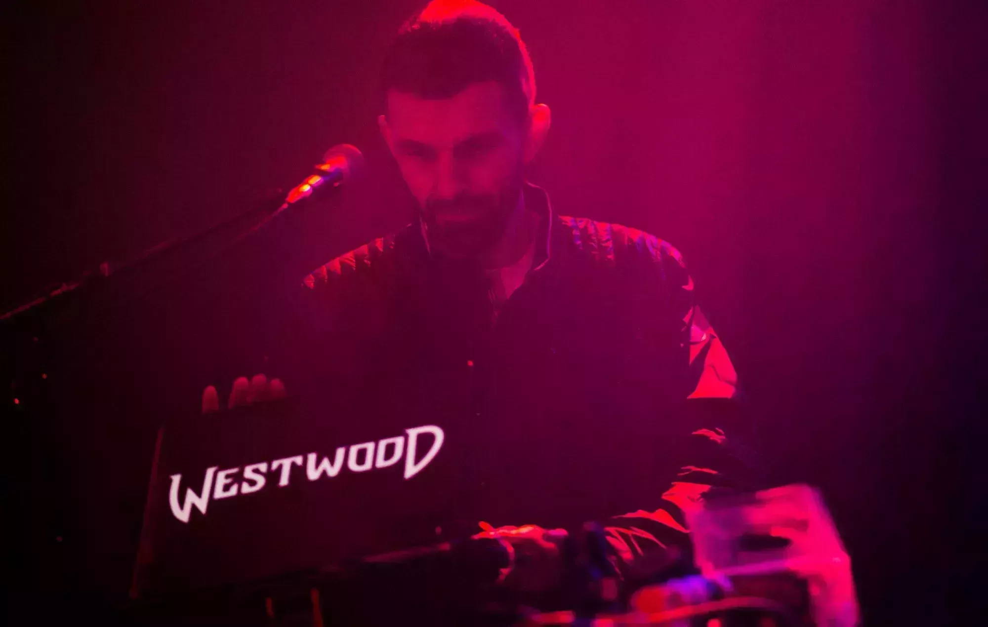 Se abre una nueva línea telefónica en la investigación sobre conducta sexual inapropiada de Tim Westwood en la BBC