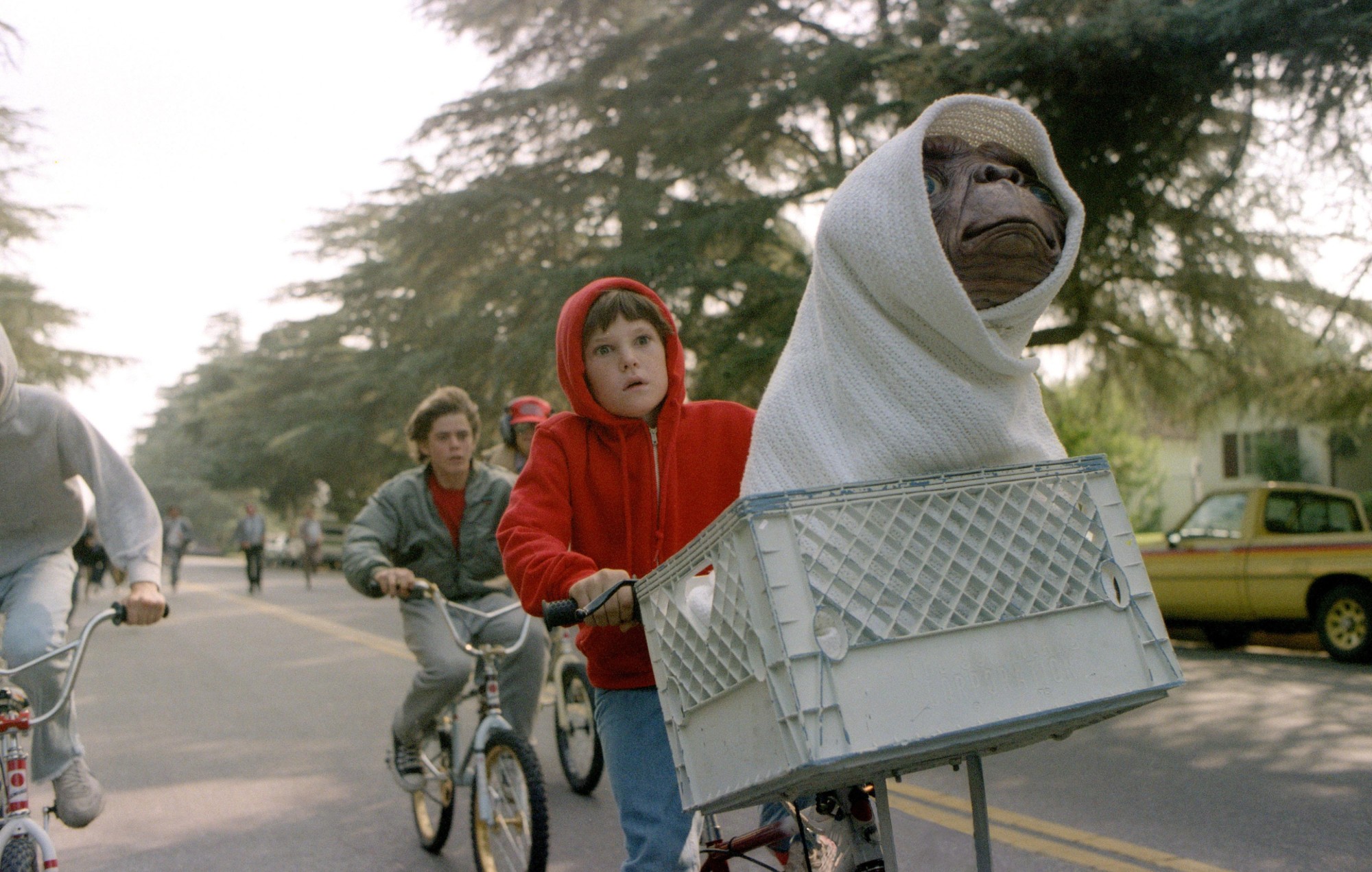 Steven Spielberg dice que fue un "error" eliminar las armas de 'E.T.'