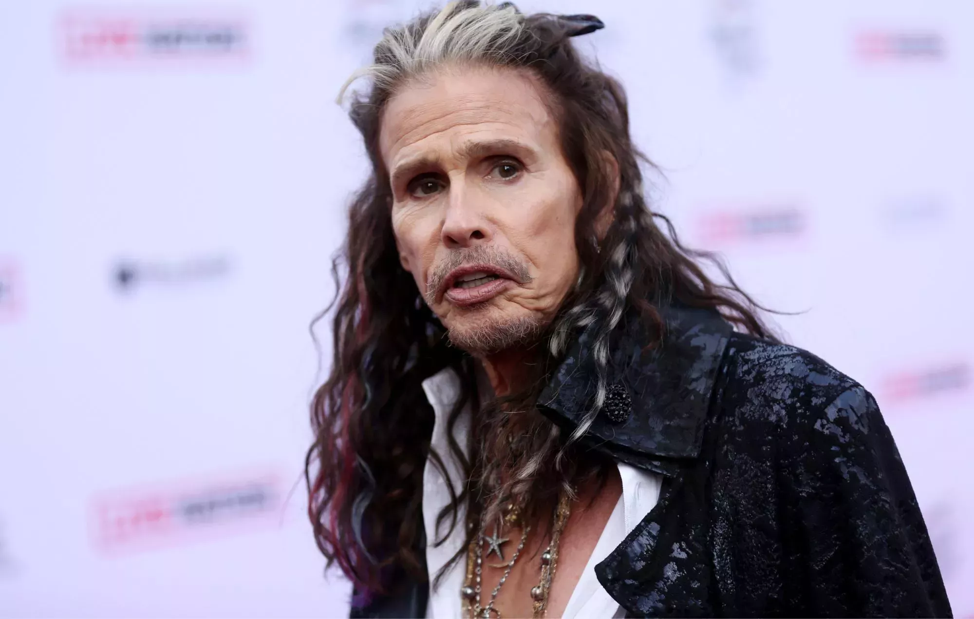 Steven Tyler, de Aerosmith, niega las acusaciones de agresión sexual a una menor