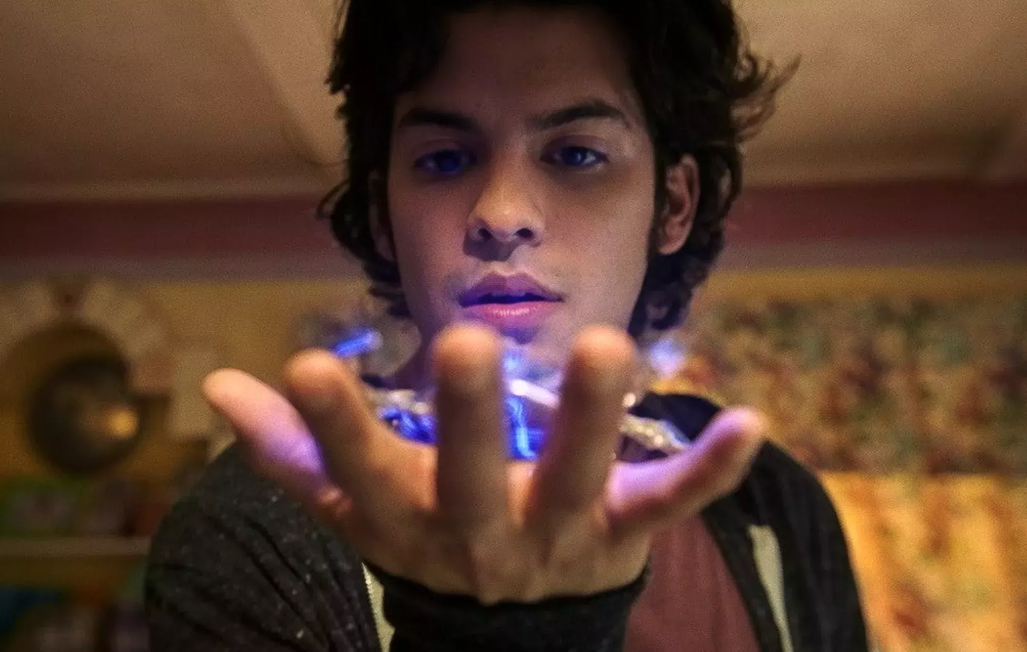 Tráiler de 'Blue Beetle': mira a la estrella de 'Cobra Kai' convertirse en el superhéroe latino de DC