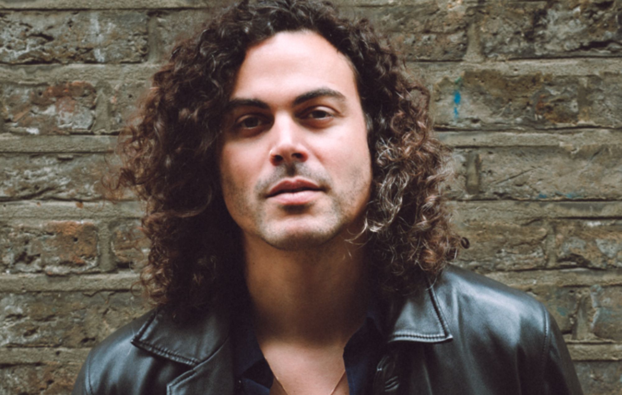 Alex Vargas comparte la versión de los Beatles de 'Ted Lasso' y clips exclusivos en directo