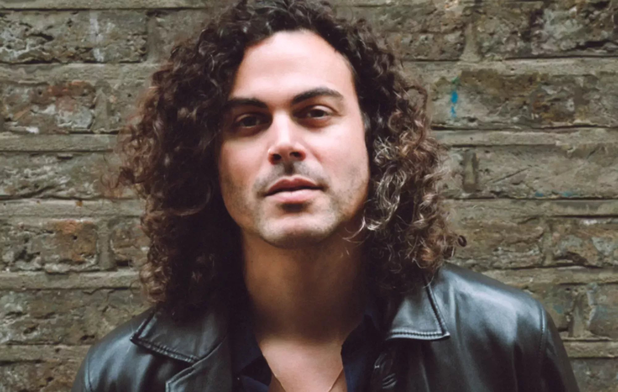 Alex Vargas comparte la versión de los Beatles de 'Ted Lasso' y clips exclusivos en directo