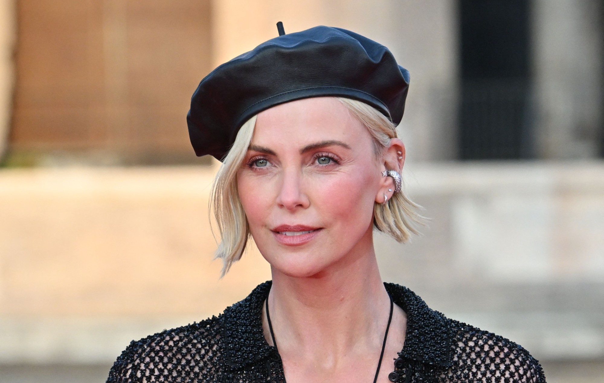 Charlize Theron dice que "joderá a cualquiera" que se oponga a las drag queens