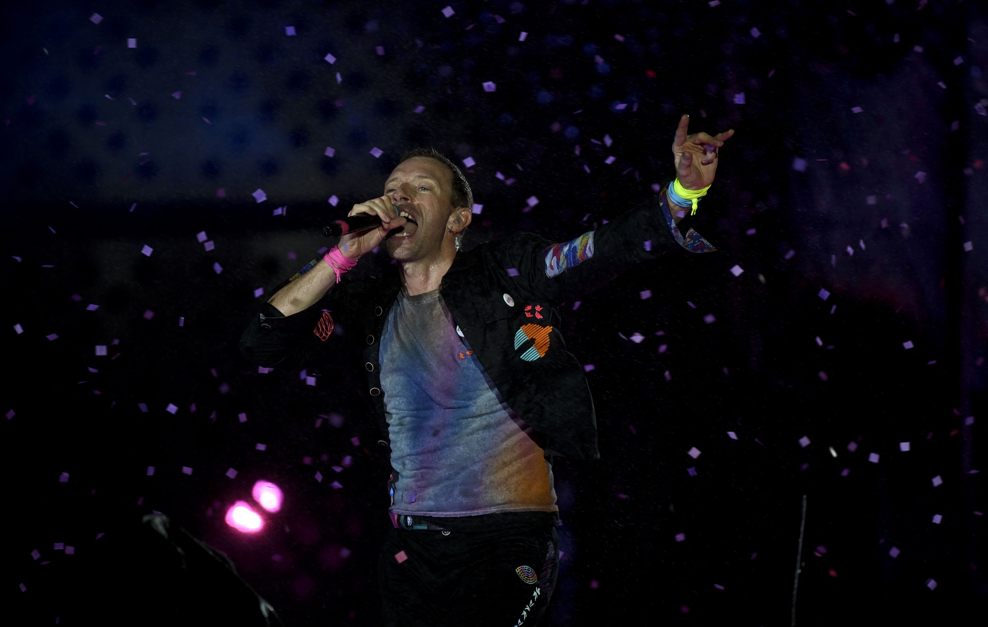 Chris Martin responde a las peticiones para que Coldplay cancele su concierto en Malasia