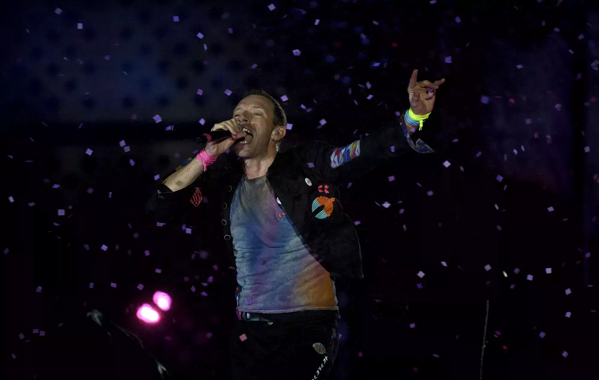 Chris Martin responde a las peticiones para que Coldplay cancele su concierto en Malasia