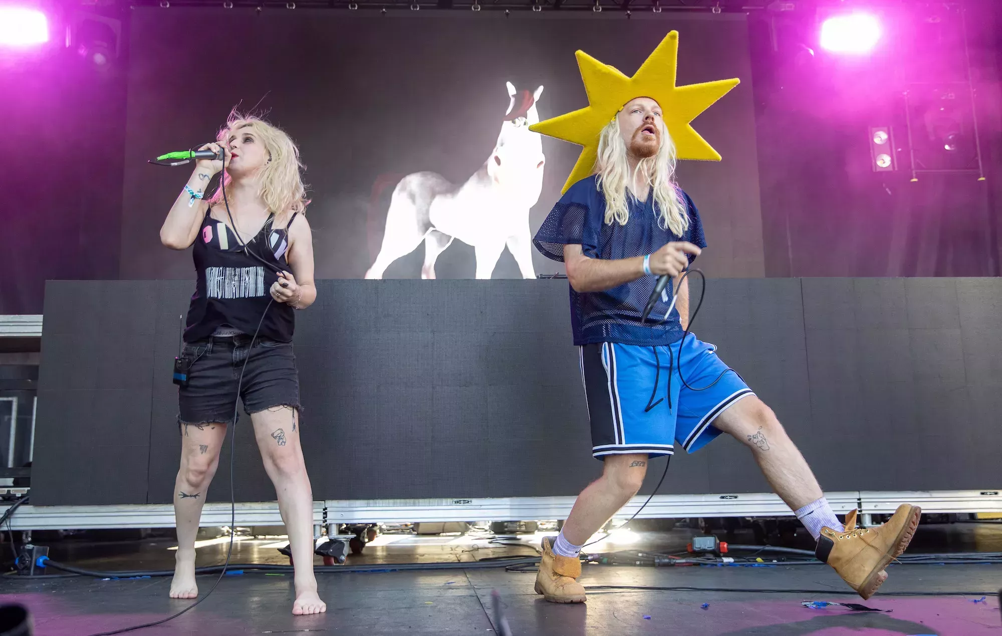 Consulta las nuevas fechas de la gira británica y europea de 2023 de 100 gecs