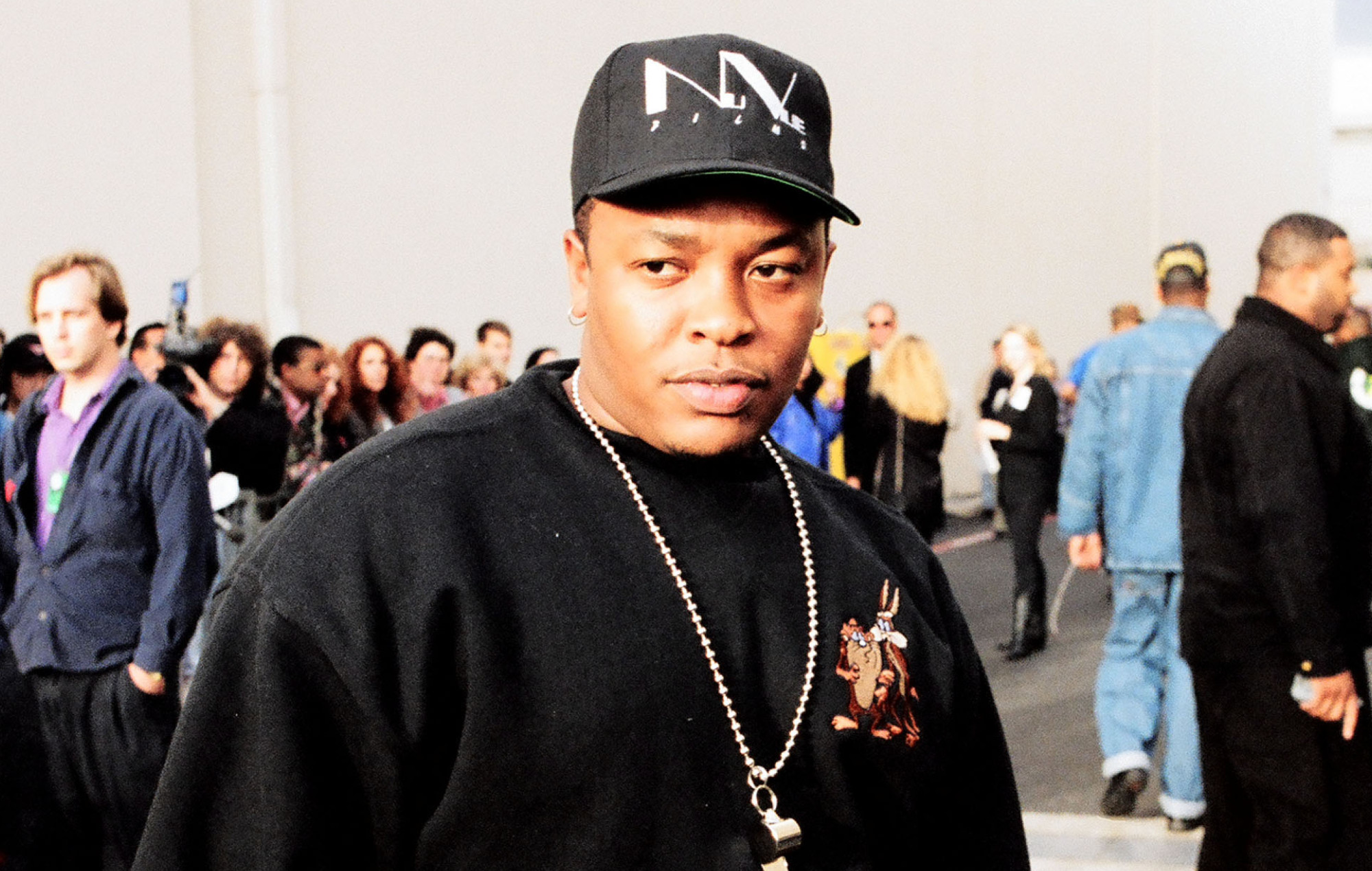 Dr. Dre celebra el 30 aniversario de "The Chronic" con objetos de colección de edición limitada