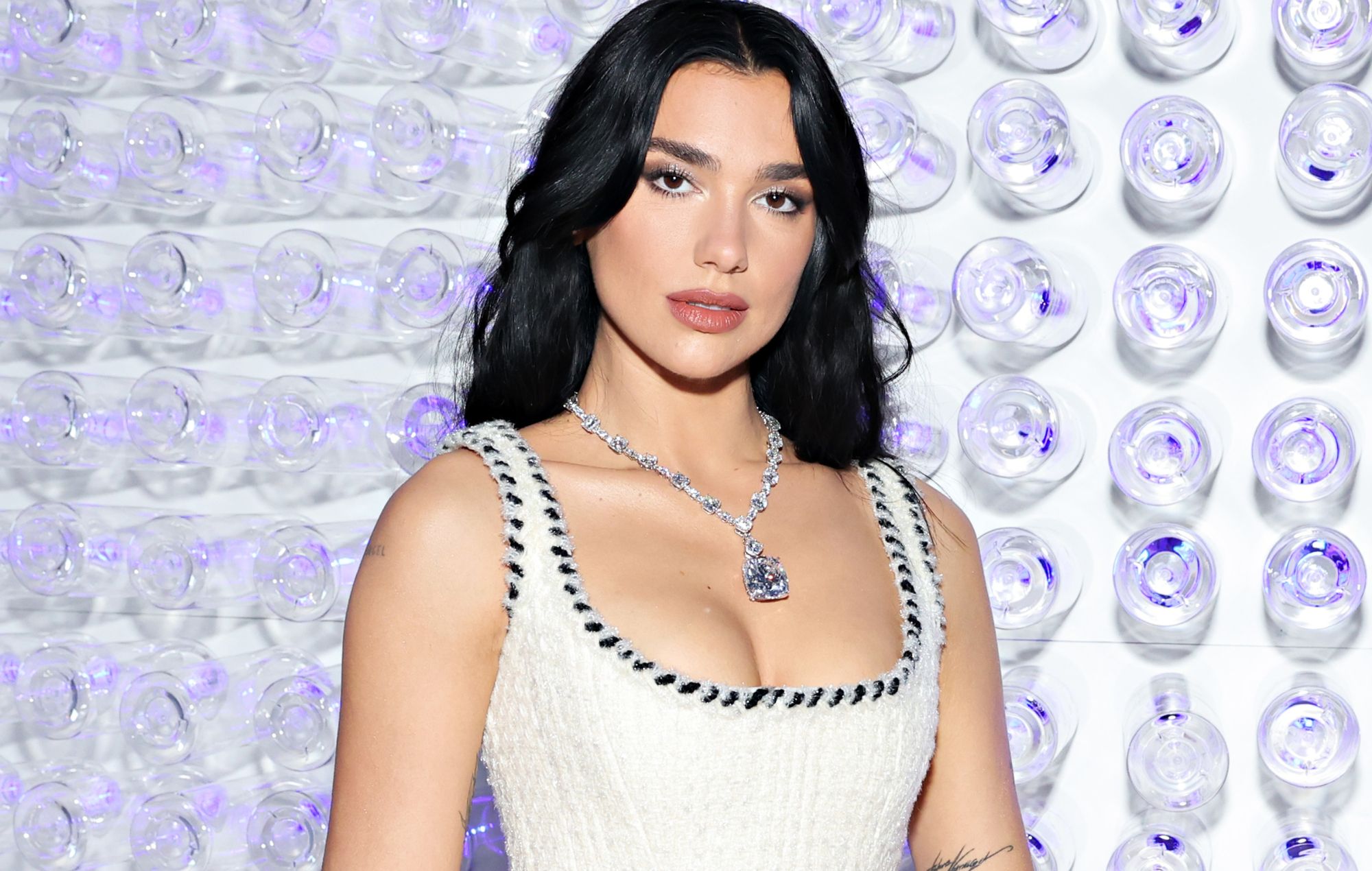 Dua Lipa anuncia una nueva canción para la película "Barbie