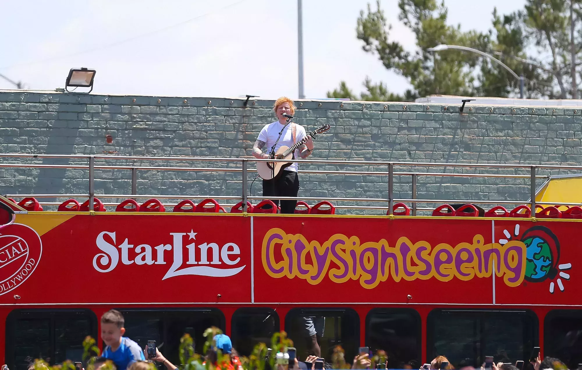 Ed Sheeran actúa gratis en las calles de Nueva York y Los Ángeles