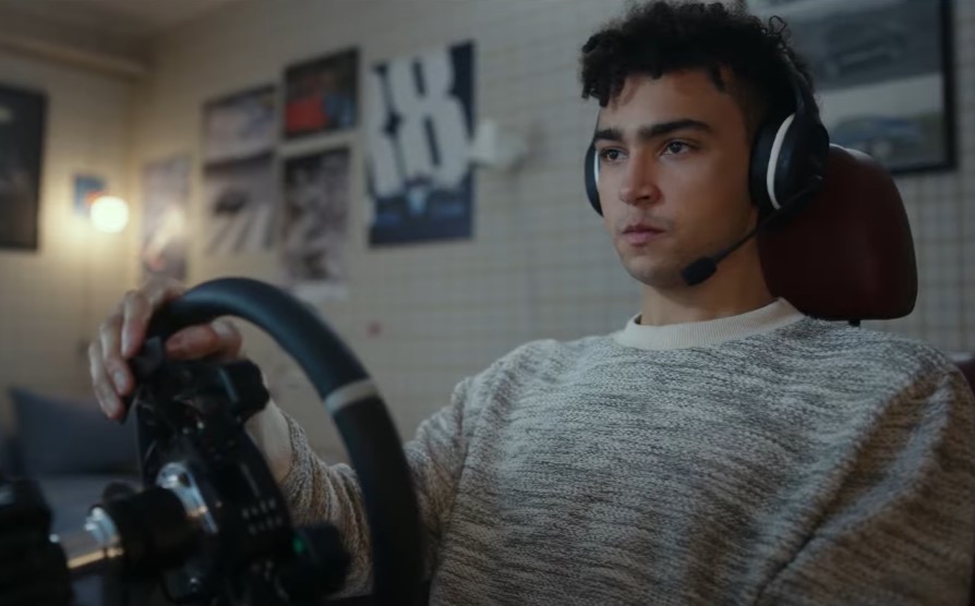El tráiler de la película Gran Turismo narra la historia de un jugador real de GT que se convierte en piloto de carreras