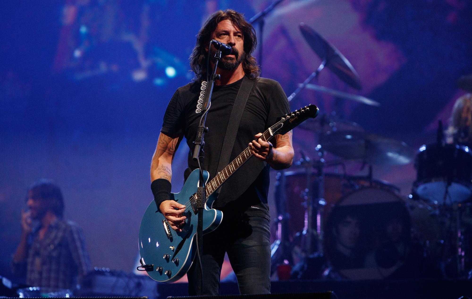 Foo Fighters comparte su nuevo single "Under You" y anuncia un evento mundial de streaming gratuito
