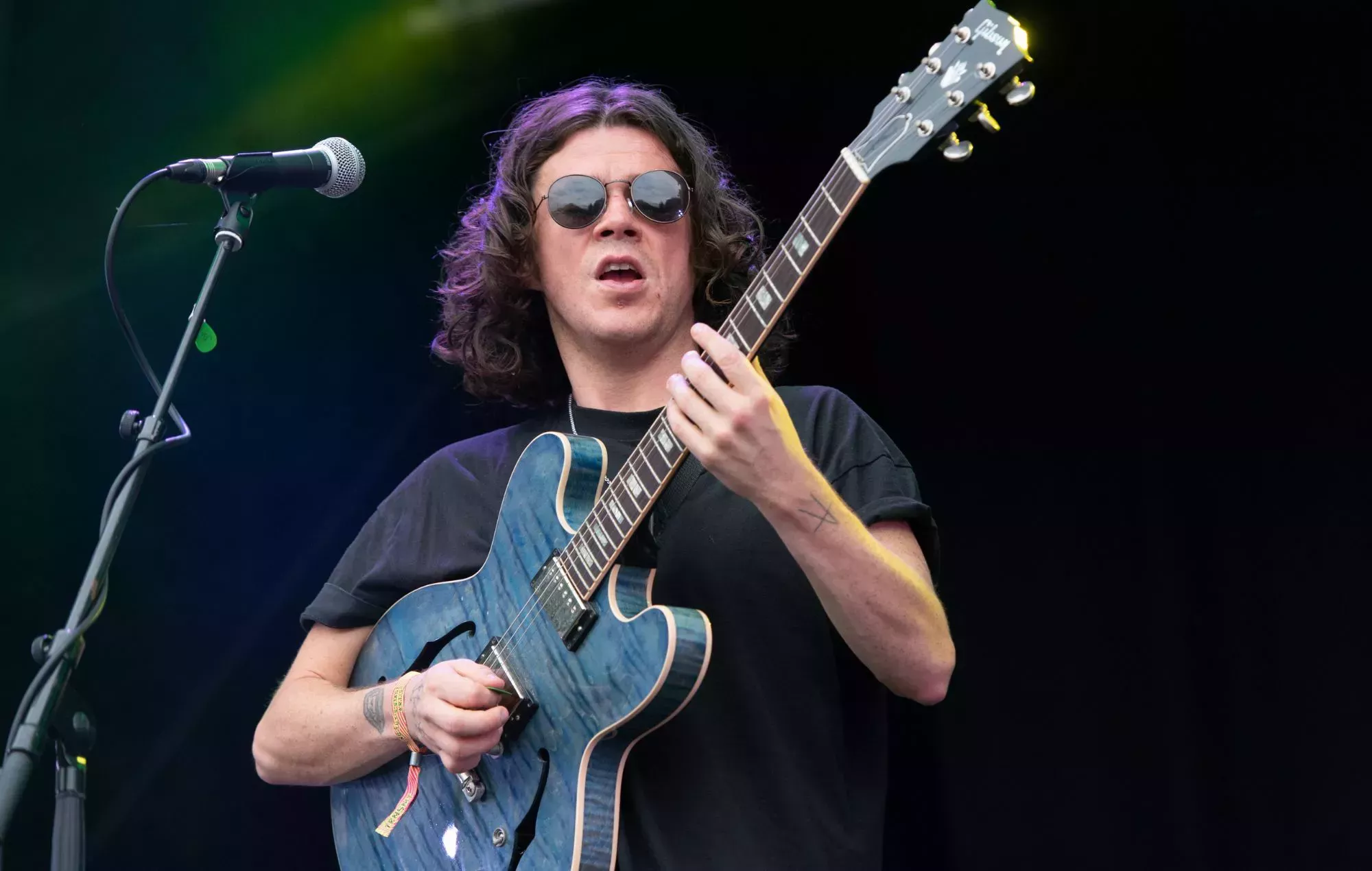 Kyle Falconer, de The View, da un puñetazo a un compañero en un concierto en Manchester