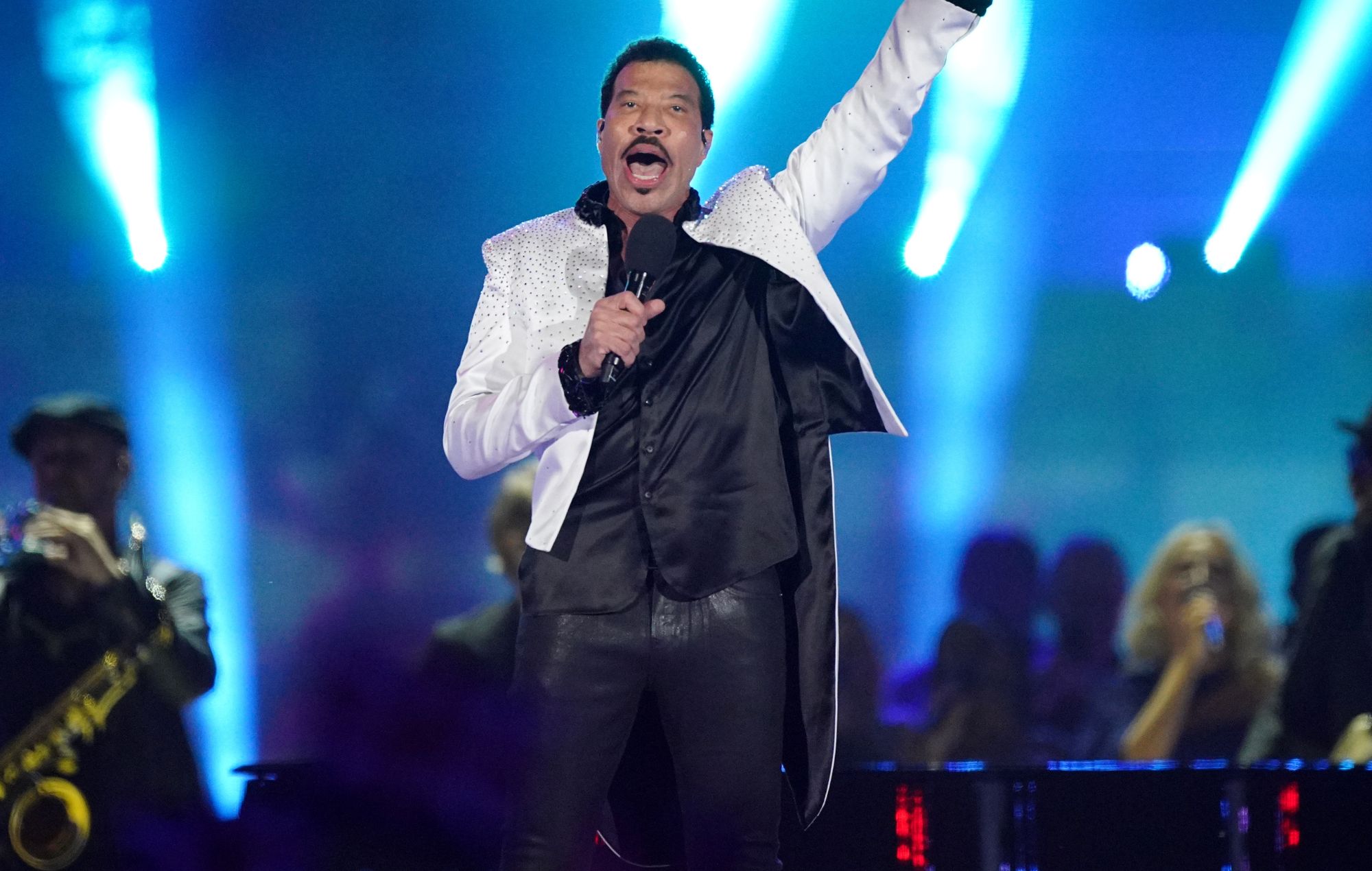 Los fans del concierto de Coronation responden a la voz "completamente diferente" de Lionel Richie