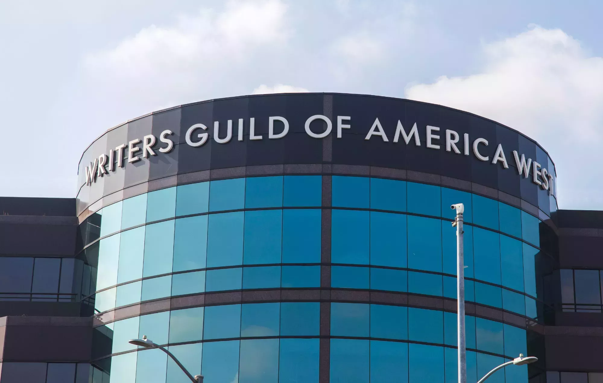 Los guionistas de Hollywood irán a la huelga por primera vez en 15 años, anuncia el Sindicato de Guionistas de América