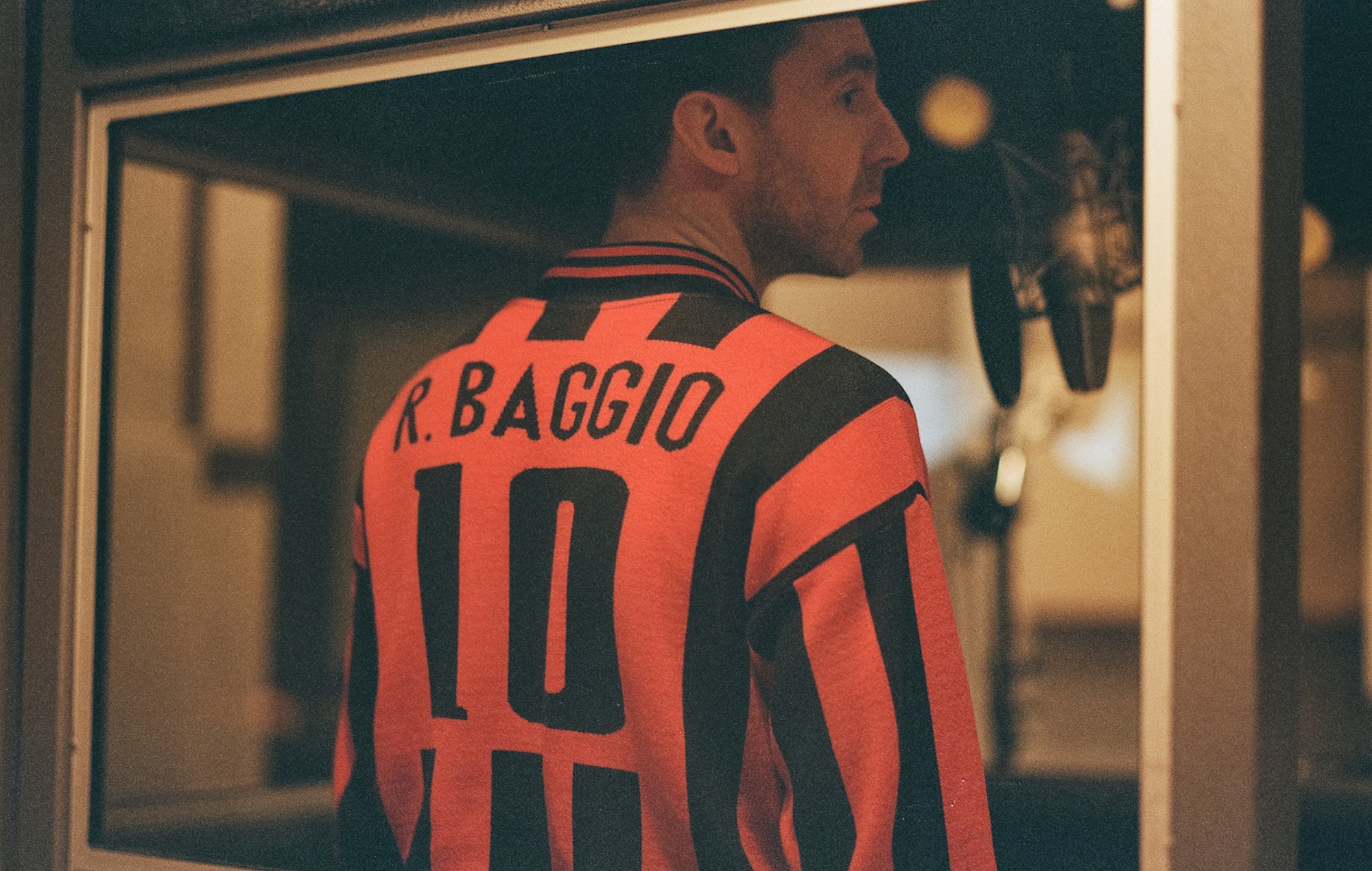 Miles Kane rinde homenaje al legendario futbolista italiano con su nuevo single "Baggio".