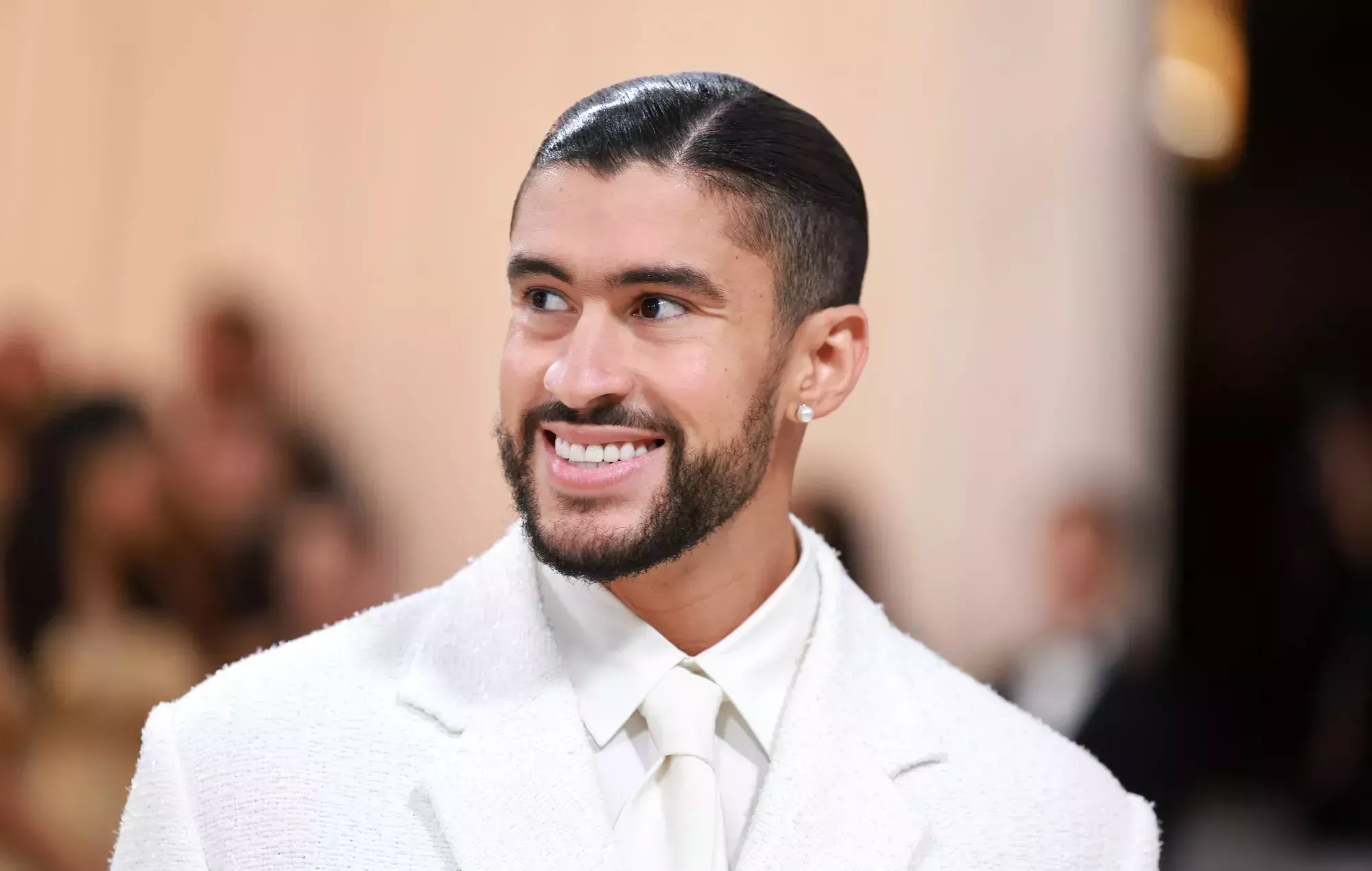 Mira cómo Bad Bunny es golpeado contra una mesa durante su primer combate en solitario en la WWE