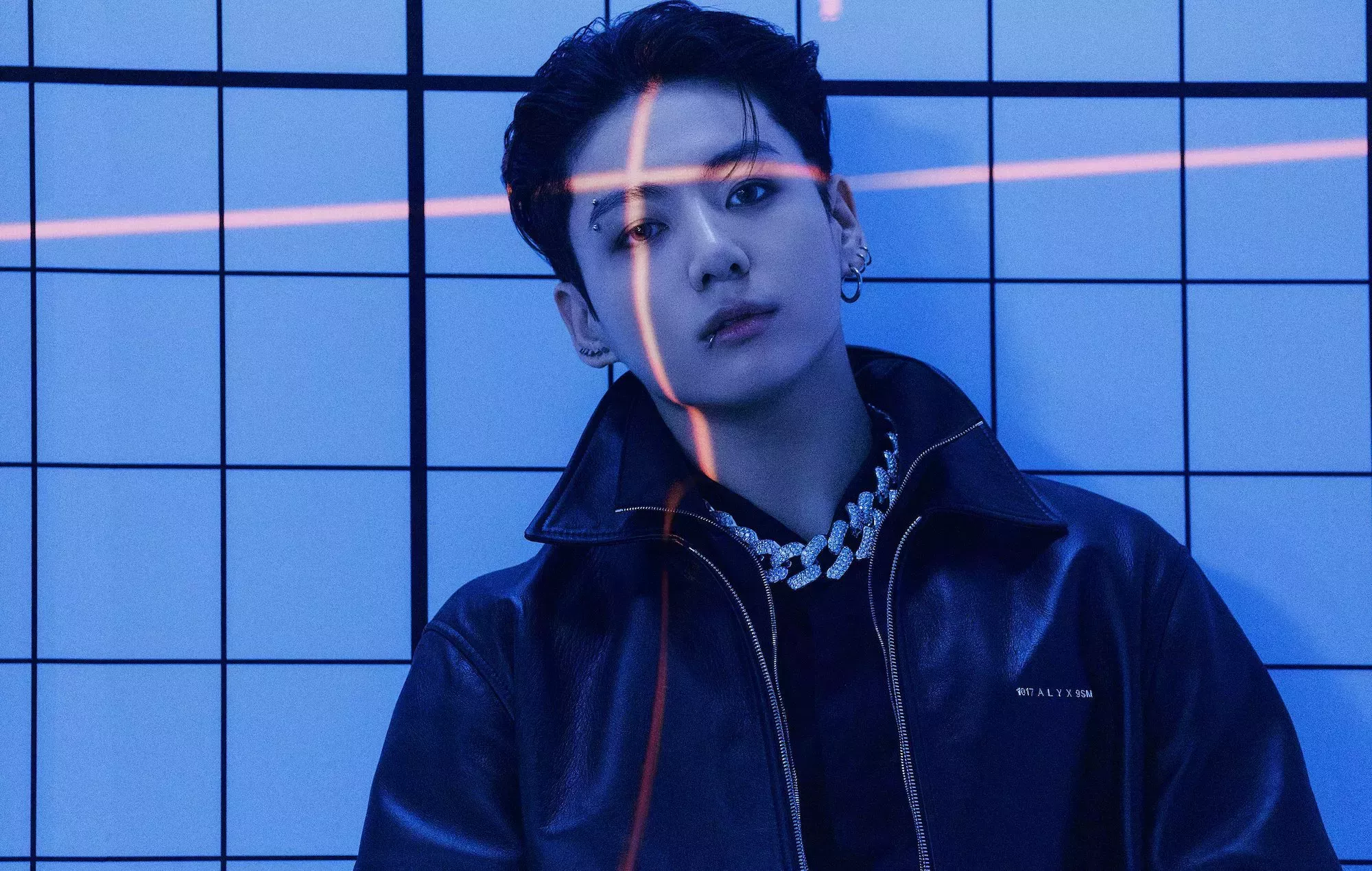 Multan a un ex empleado del gobierno coreano por intentar vender el sombrero perdido de Jungkook, miembro de BTS